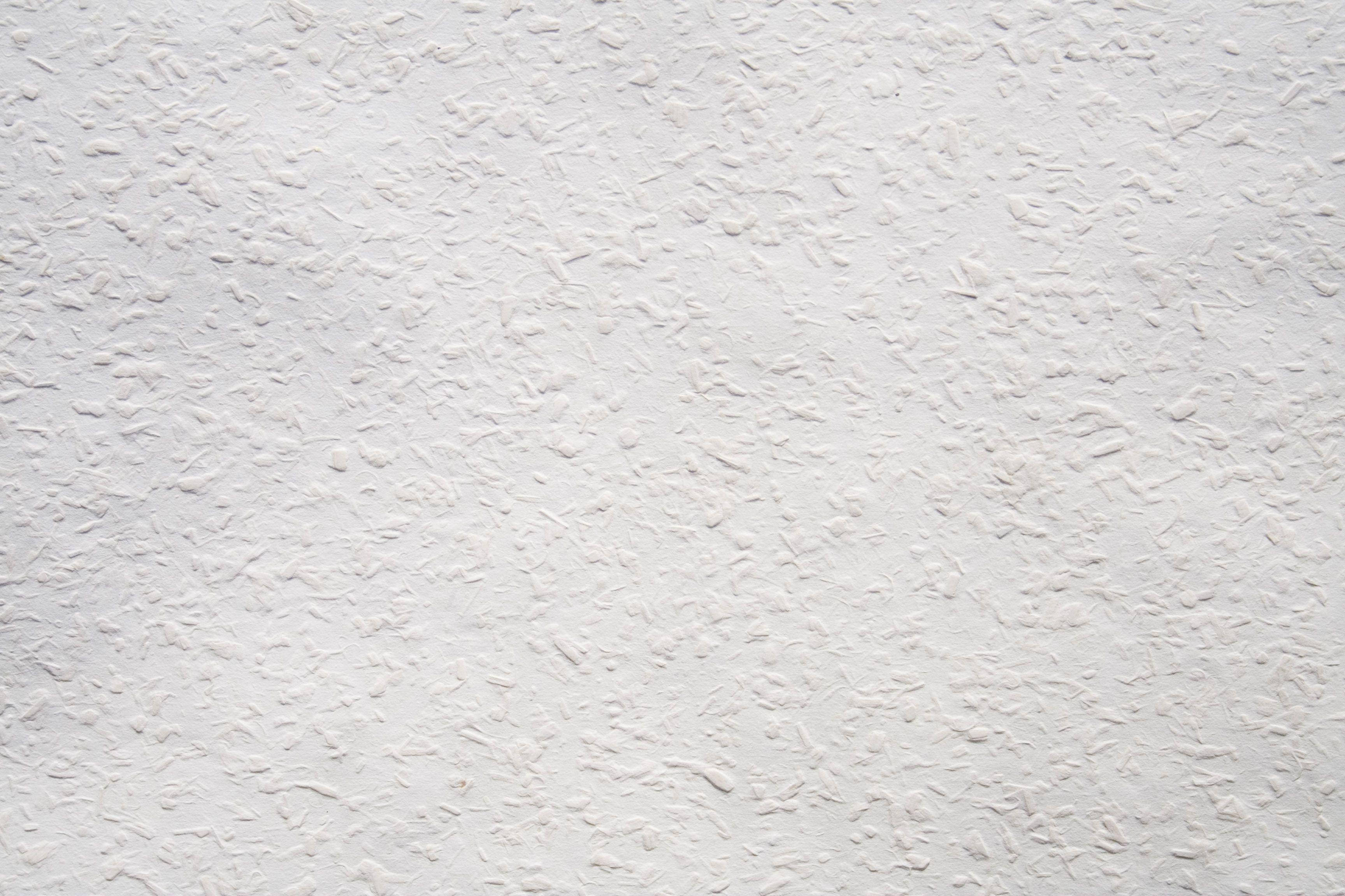 White Texture 桌布 壁紙 — 白色紋理牆壁的特寫，帶有細微的筆觸和不均勻的表面細節。