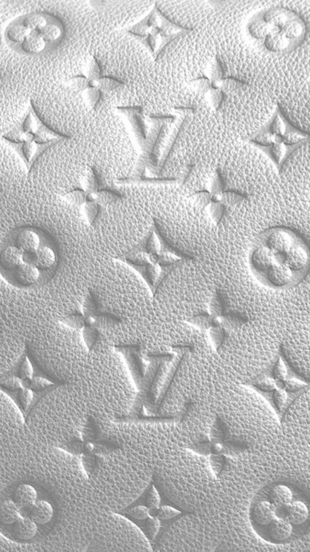 白色壓花路易威登皮革，帶有重複字母組合和花卉圖案。