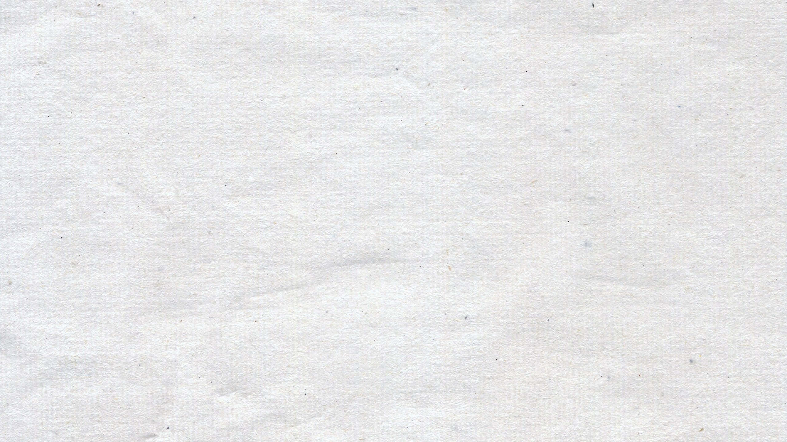 美學白 桌布 壁紙 — 白色紋理紙張的特寫，帶有微妙的摺痕和微弱的斑點，營造出柔軟的有機表面。