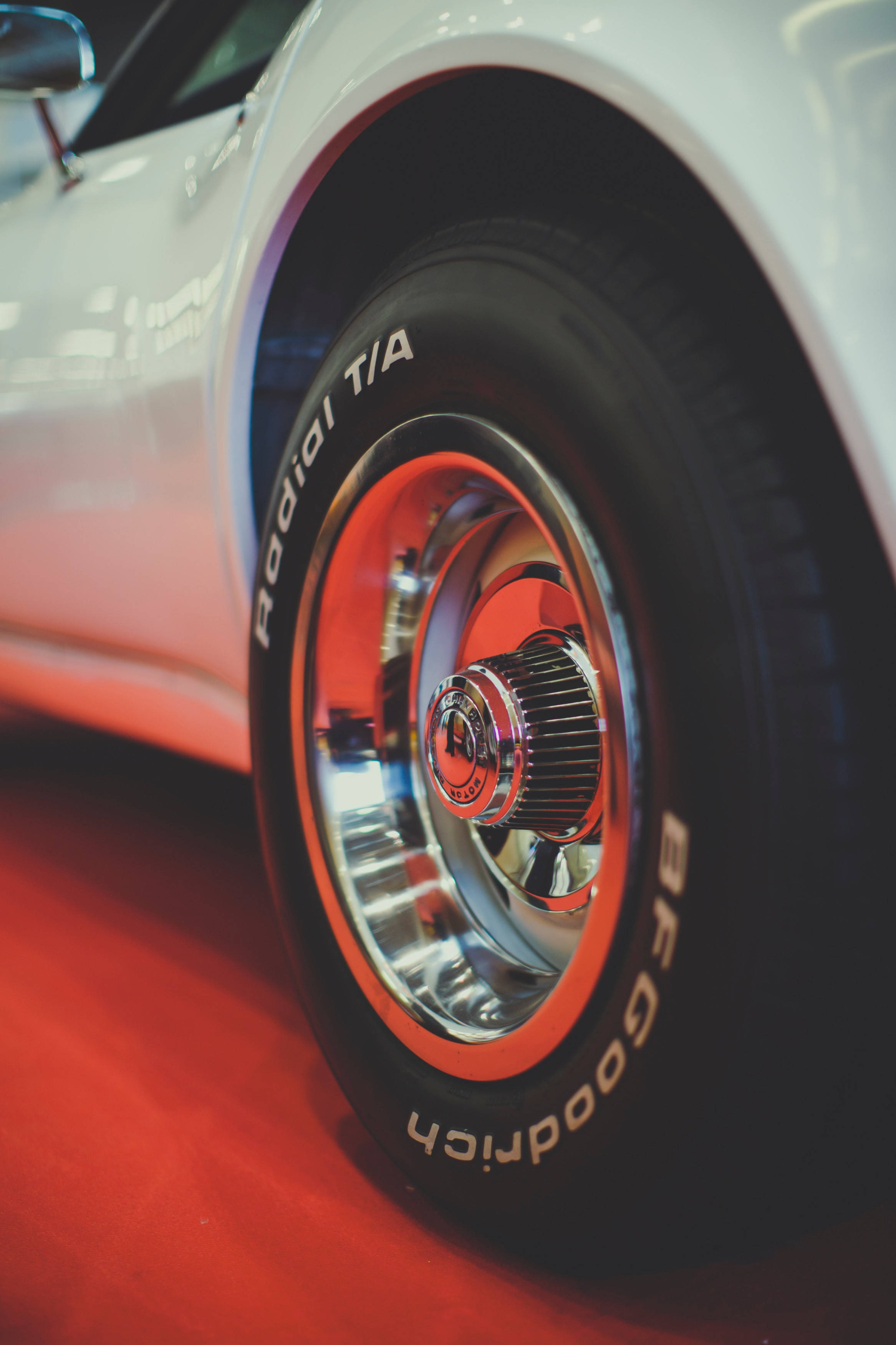 Chrome 桌布 壁紙 — 白色經典汽車車輪的特寫，紅色輪圈和BF Goodrich Radial T/A輪胎在紅色地毯上。