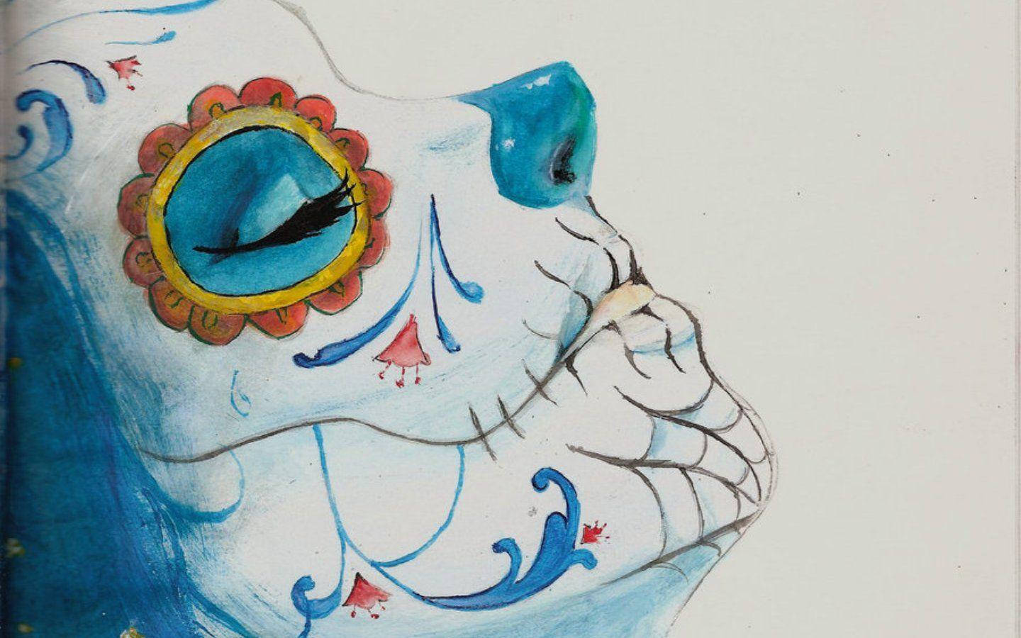 Dia De Los Muertos 桌布 壁紙 — 白色背景上，一個風格化的糖骷髏水彩插圖，帶有藍色眼睛、紅色花卉點綴和流動的藍色圖案。