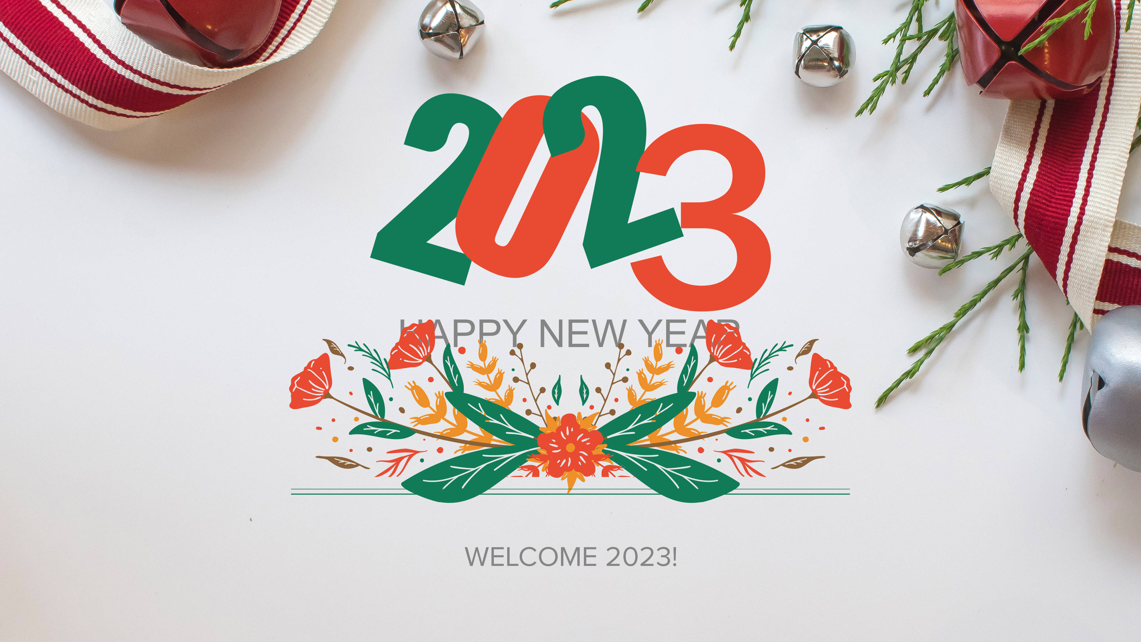 Greetings 桌布 壁紙 — 白色背景上，以鮮明的紅色和綠色2023數字為中心，周圍環繞節日鐘聲、松枝和絲帶的平鋪設計。