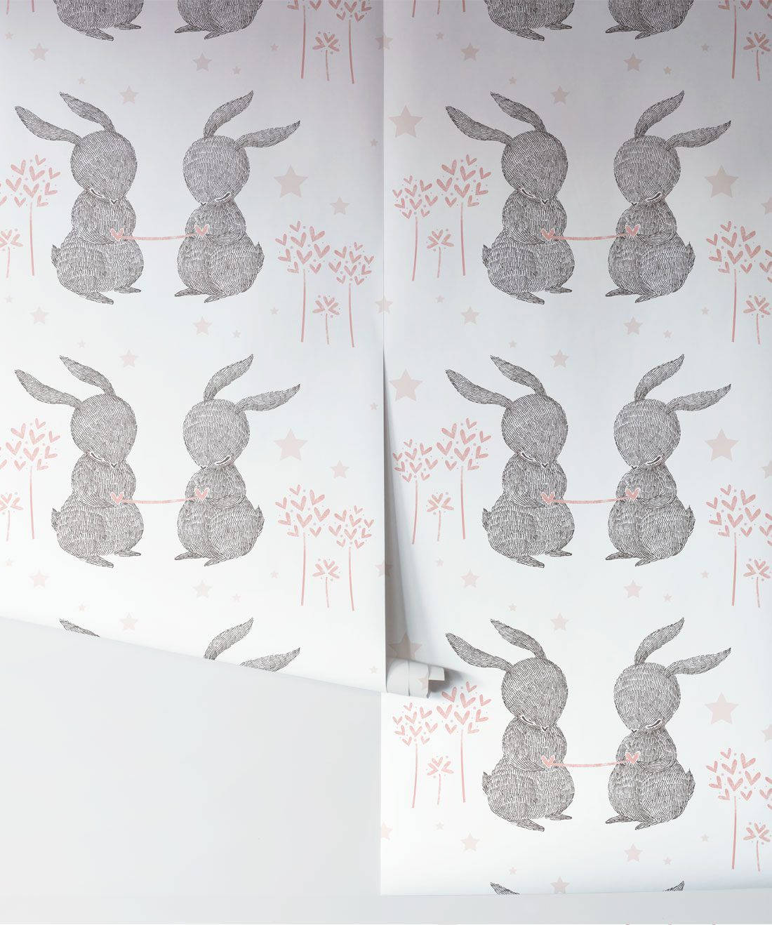 Cute Bunny 桌布 壁紙 — 白色背景上，灰色紋理兔子和粉紅色樹木及星星手牽手的壁紙圖案。