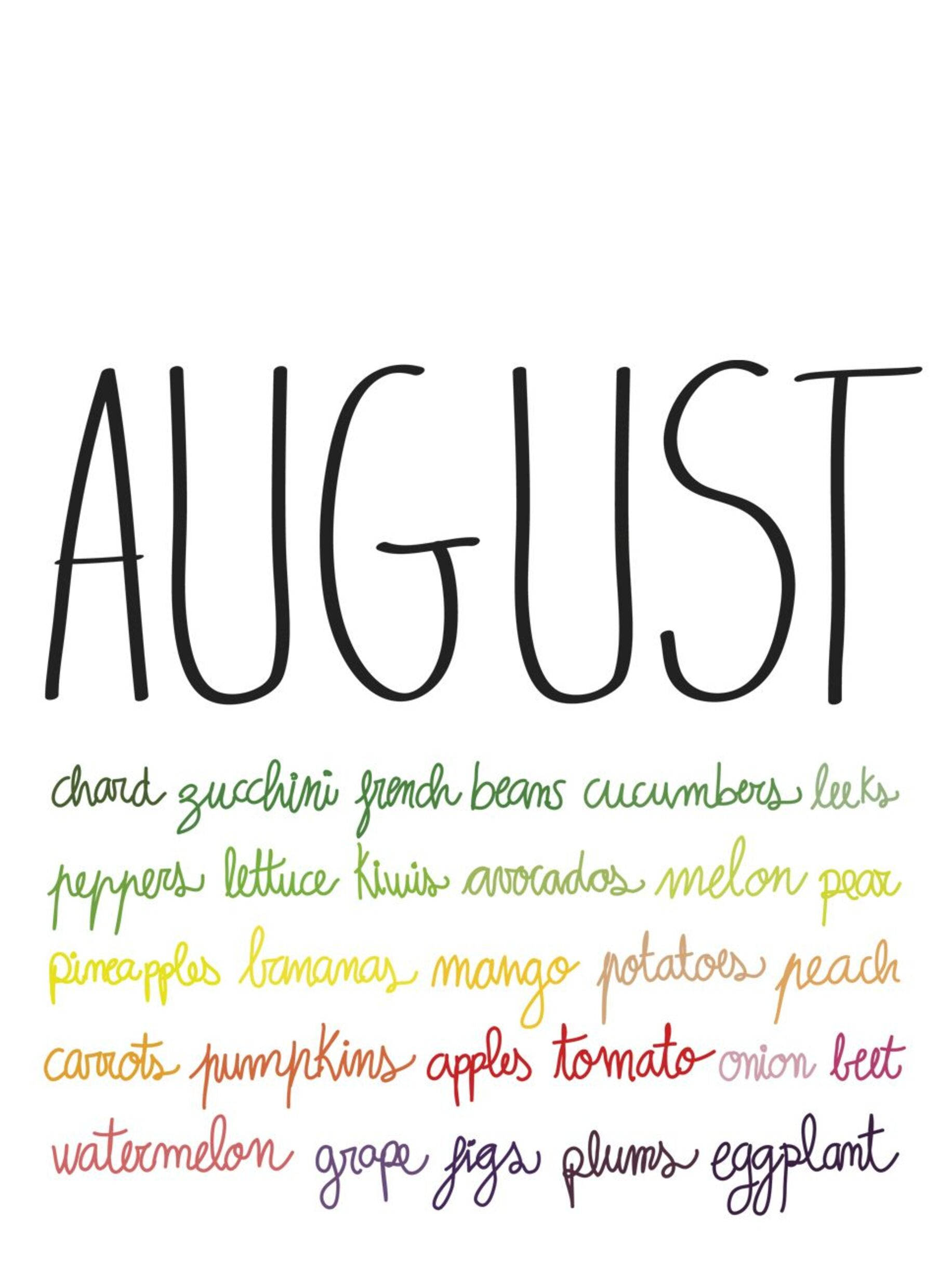 八月 桌布 壁紙 — 白色背景上，粗體黑色「AUGUST」文字下方有色彩繽紛的手寫蔬菜和水果。