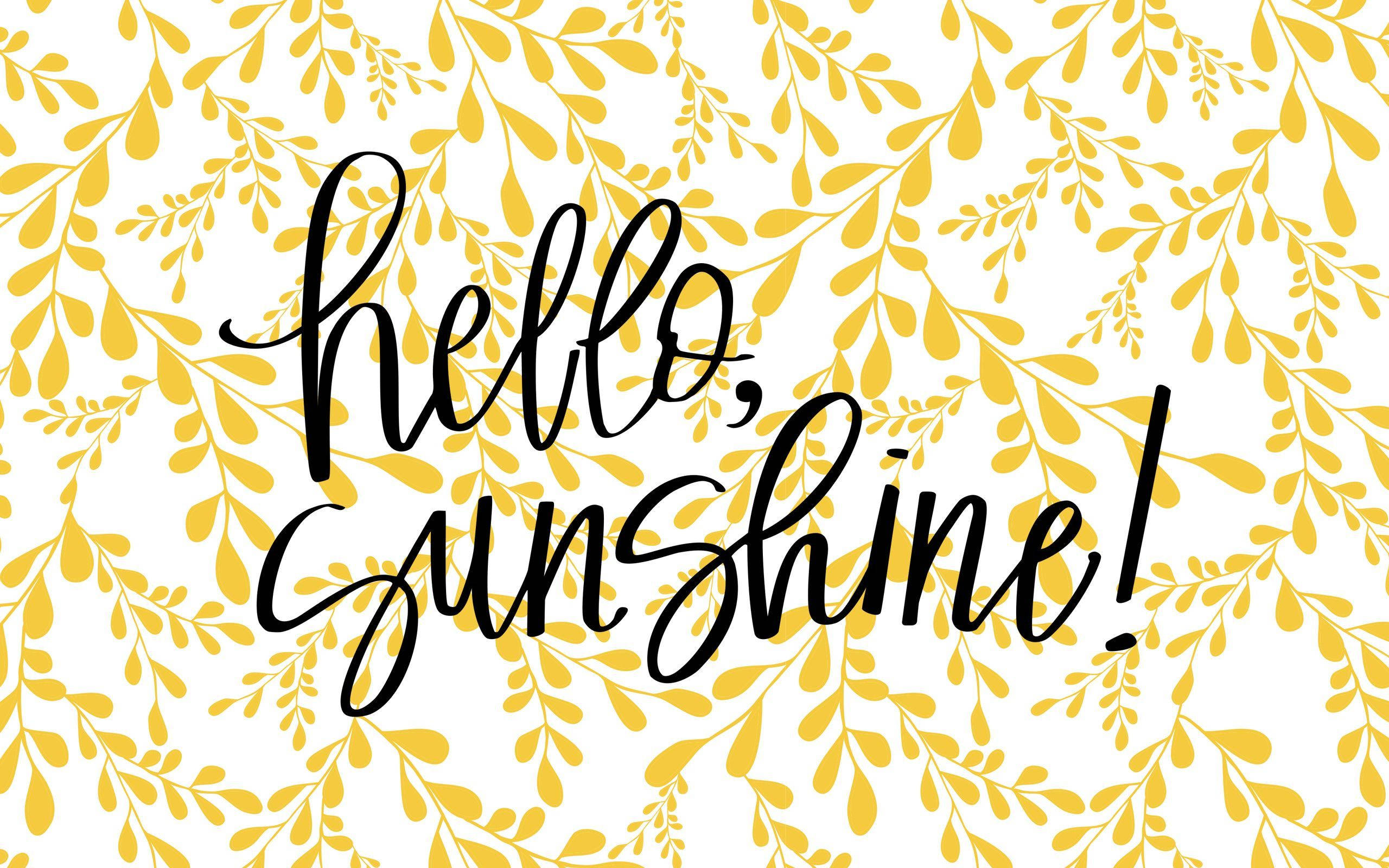 柔和黃色 桌布 壁紙 — 白色背景上，粗體黑色手寫文字 hello sunshine 覆蓋在歡快的黃色葉子圖案上。