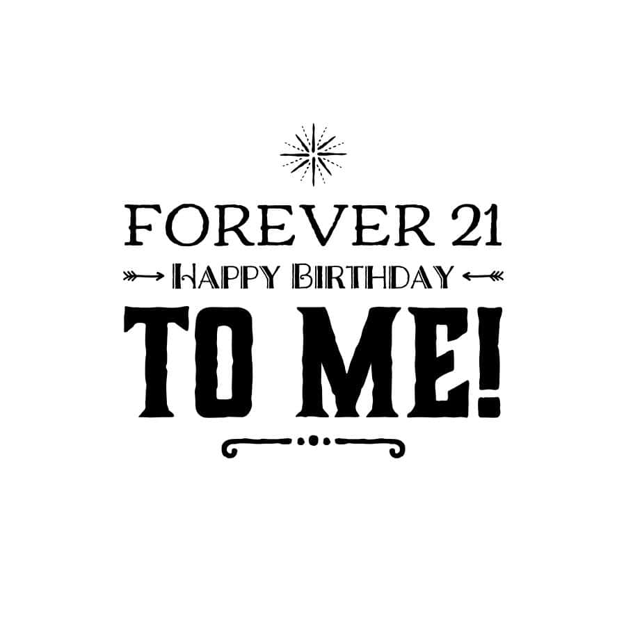 Happy Birthday To Me 桌布 壁紙 — 白色背景上，粗體黑色文字宣告「FOREVER 21 HAPPY BIRTHDAY TO ME!」，並帶有裝飾性箭頭和星爆圖案。
