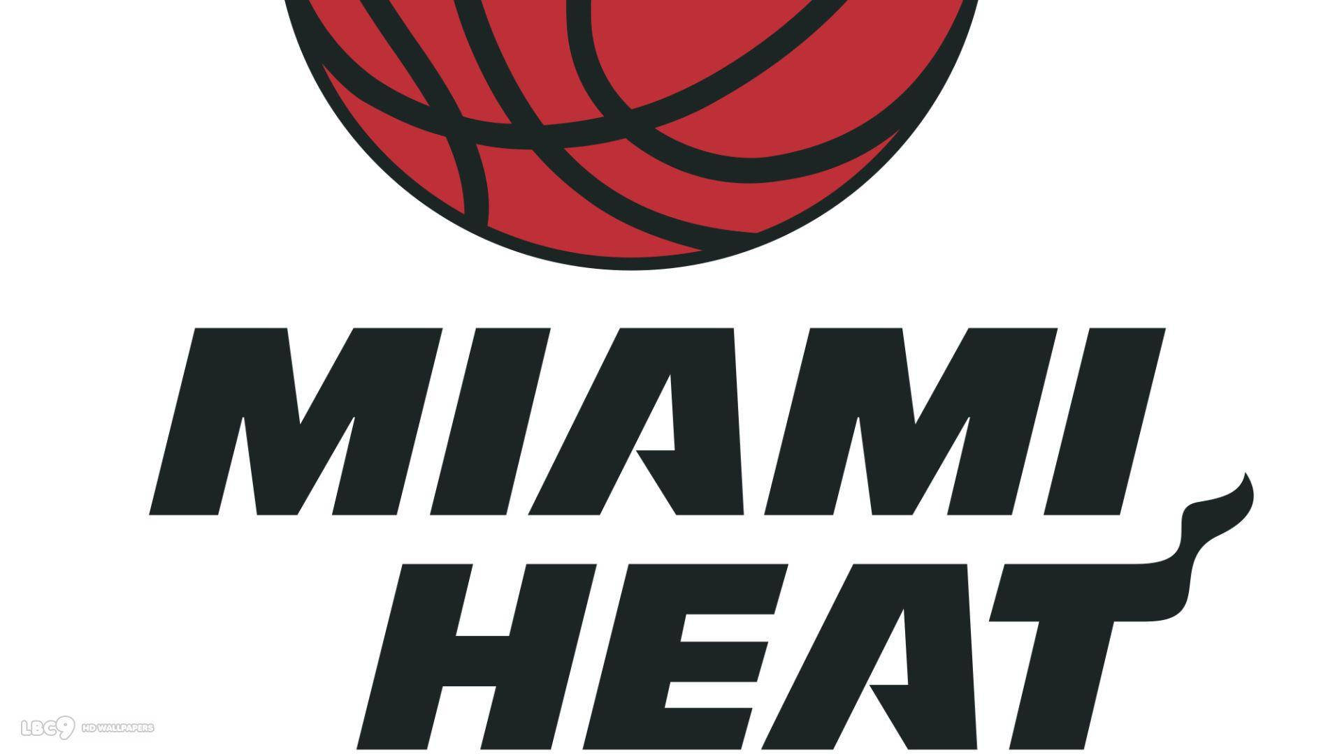 Miami 桌布 壁紙 — 白色背景上，粗黑風格字體寫成的 MIAMI HEAT 字樣上方，帶有黑色線條的大膽紅色籃球標誌。