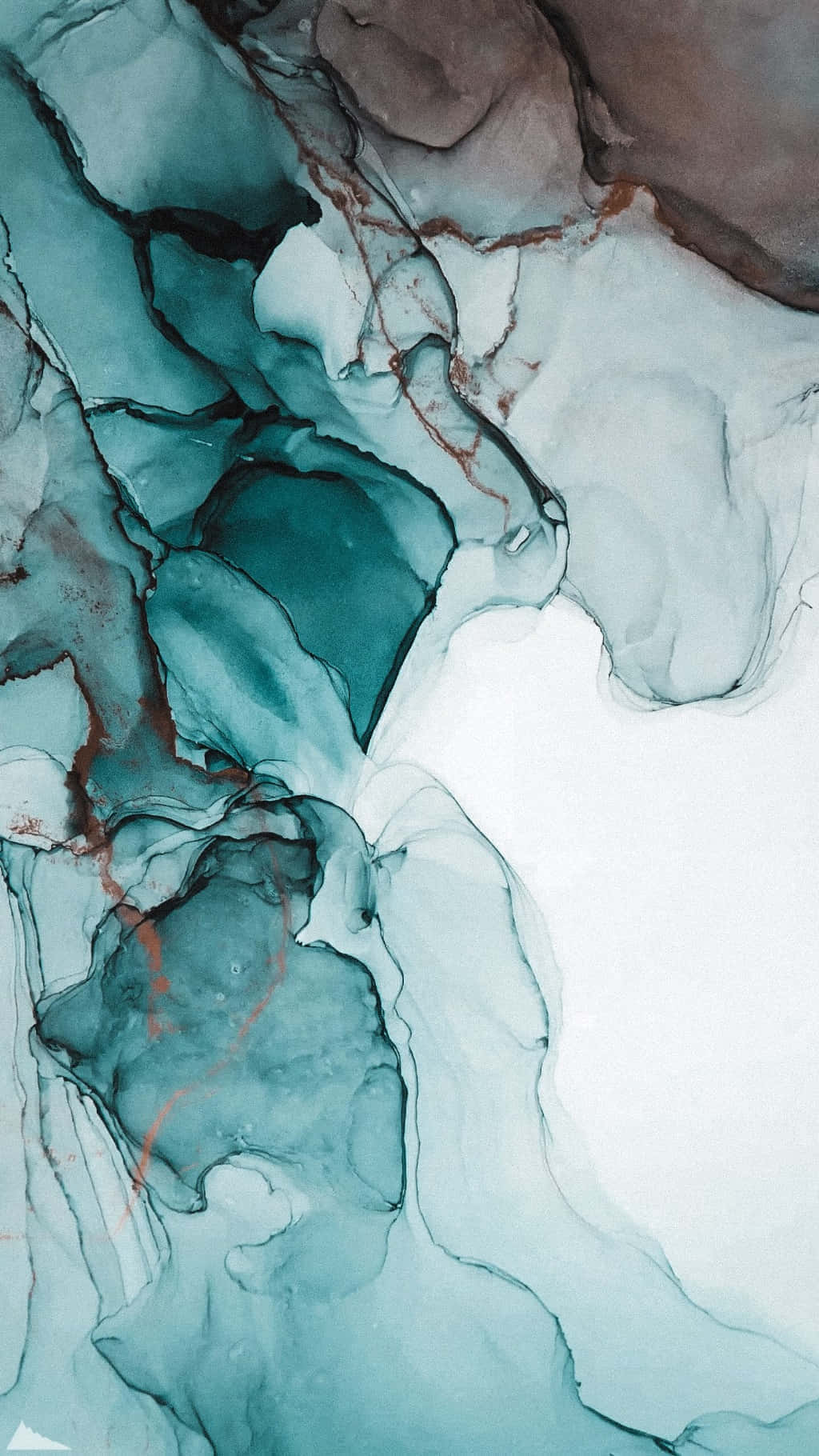Marble Phone 桌布 壁紙 — 白色背景上，青色和棕色墨水旋轉的抽象流體藝術。