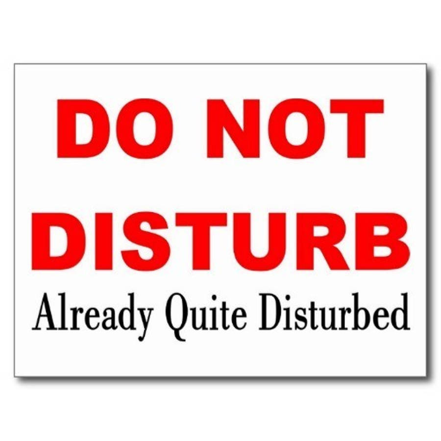 搞笑 桌布 壁紙 — 白色背景上一個大膽的紅黑『DO NOT DISTURB Already Quite Disturbed』標誌。