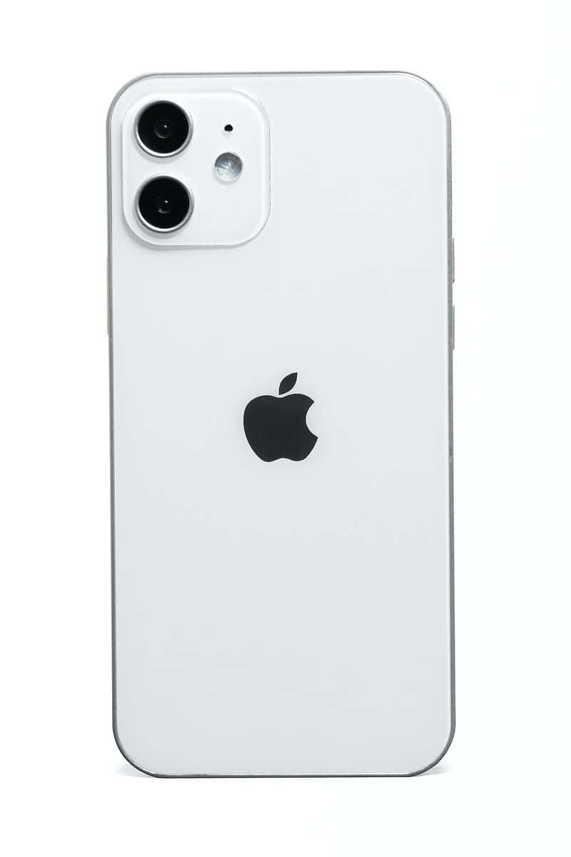 iPhone 12 桌布 壁紙 — 白色背景上乾淨的白色 iPhone 12 mini 背面視圖，顯示雙鏡頭和 Apple 標誌。