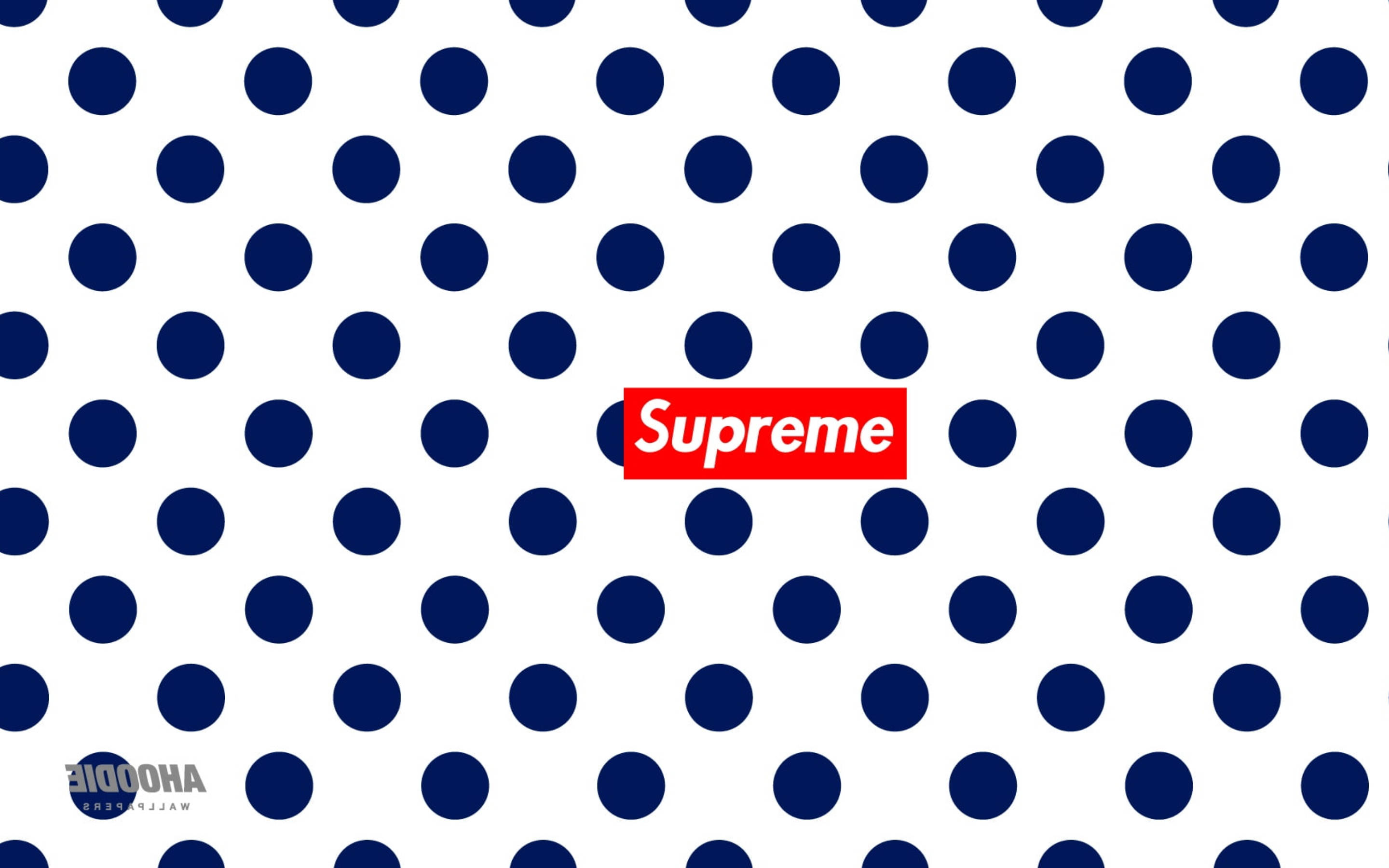 超屌 Supreme 桌布 壁紙 — 白色背景上大膽的深藍色圓點，中央有一個紅色 Supreme 標誌。