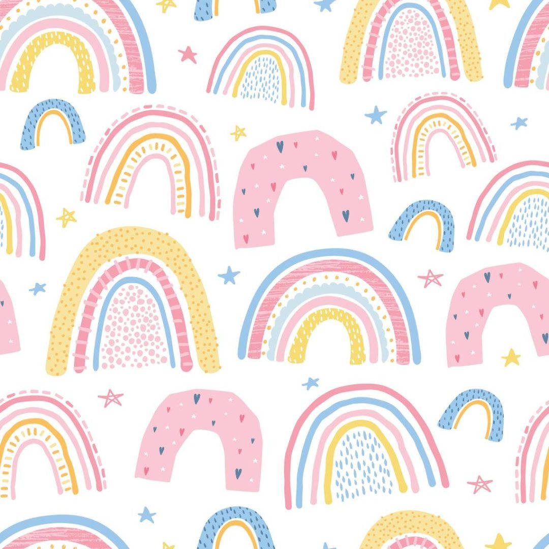 Boho Rainbow 桌布 壁紙 — 白色背景上帶有心形和星星的粉彩彩虹拱門，呈現俏皮的重複圖案。