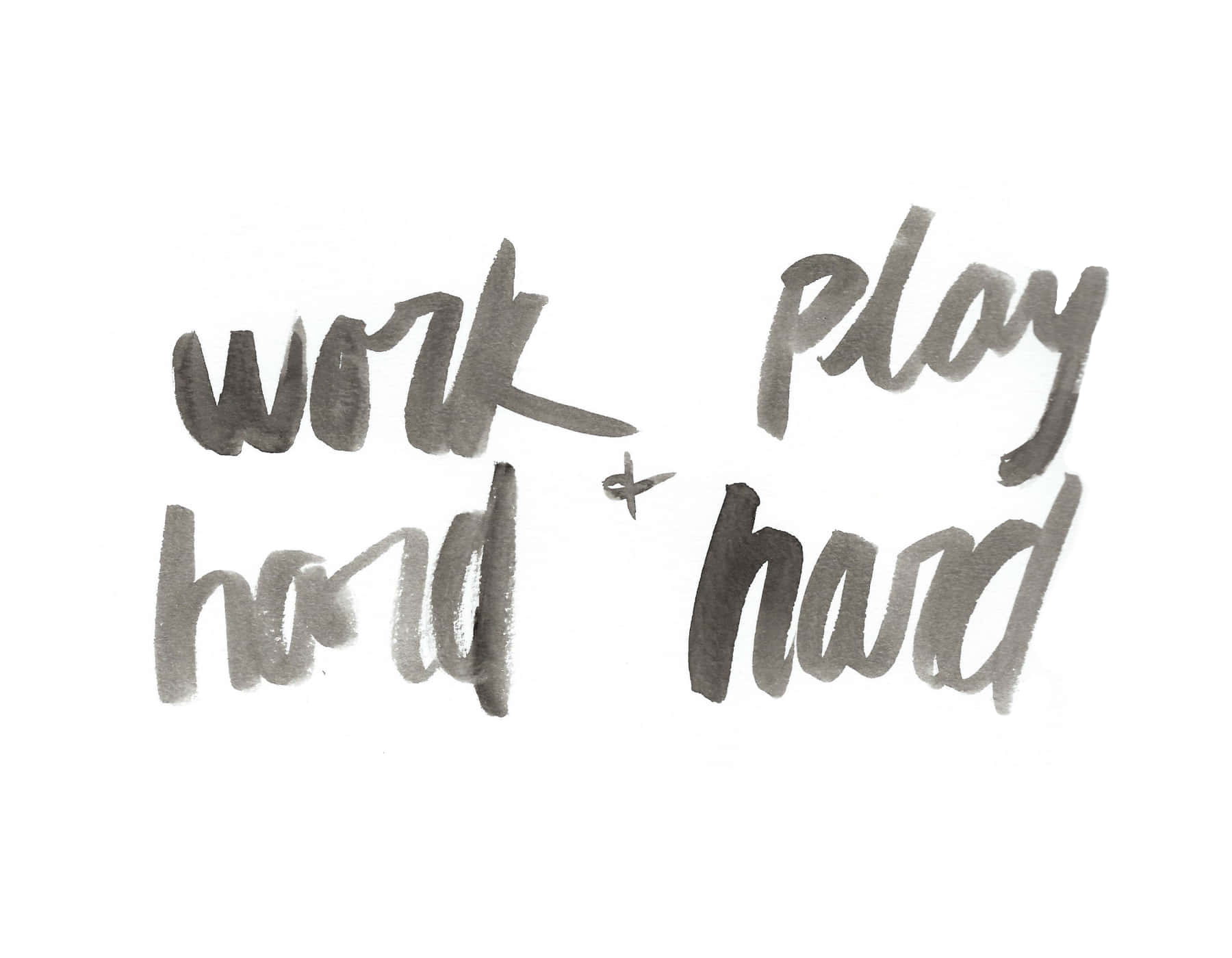 Work Hard 桌布 壁紙 — 白色背景上帶有水彩紋理和灰色墨水的手寫短語 work play hard hard。