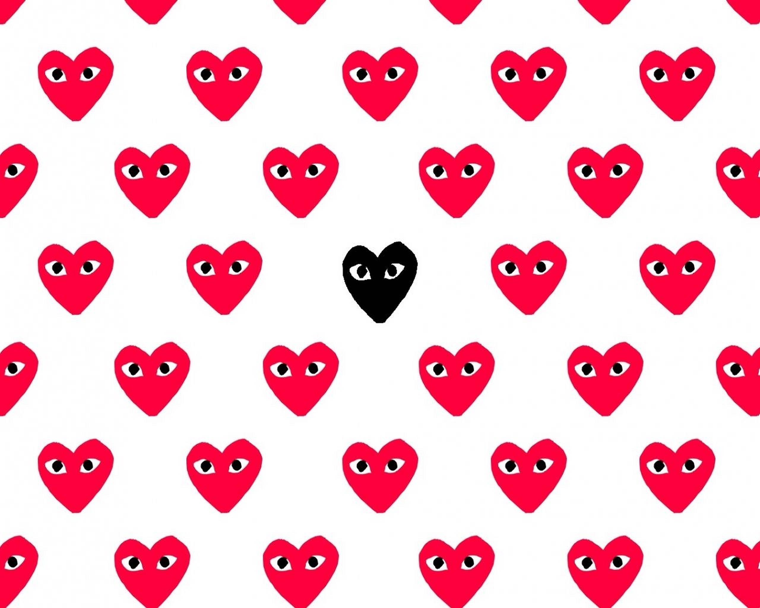 cdg 桌布 壁紙 — 白色背景上帶有眼睛的紅色心形重複圖案，中央有一個黑色心形突出。