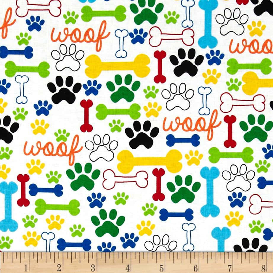 Bone 桌布 壁紙 — 白色背景上帶有色彩繽紛的狗骨頭、爪印和 woof 文字的鮮豔布料圖案。