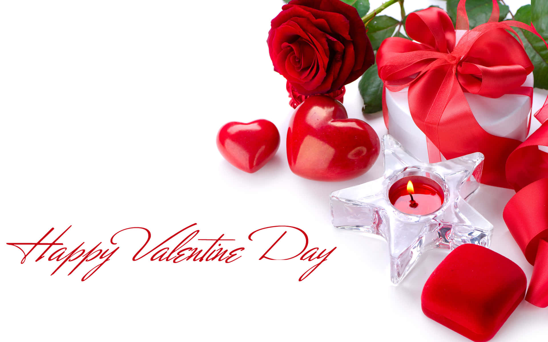 Valentines 桌布 壁紙 — 白色背景上浪漫情人節靜物，包括紅玫瑰、心形、禮物盒和點燃的星星蠟燭。
