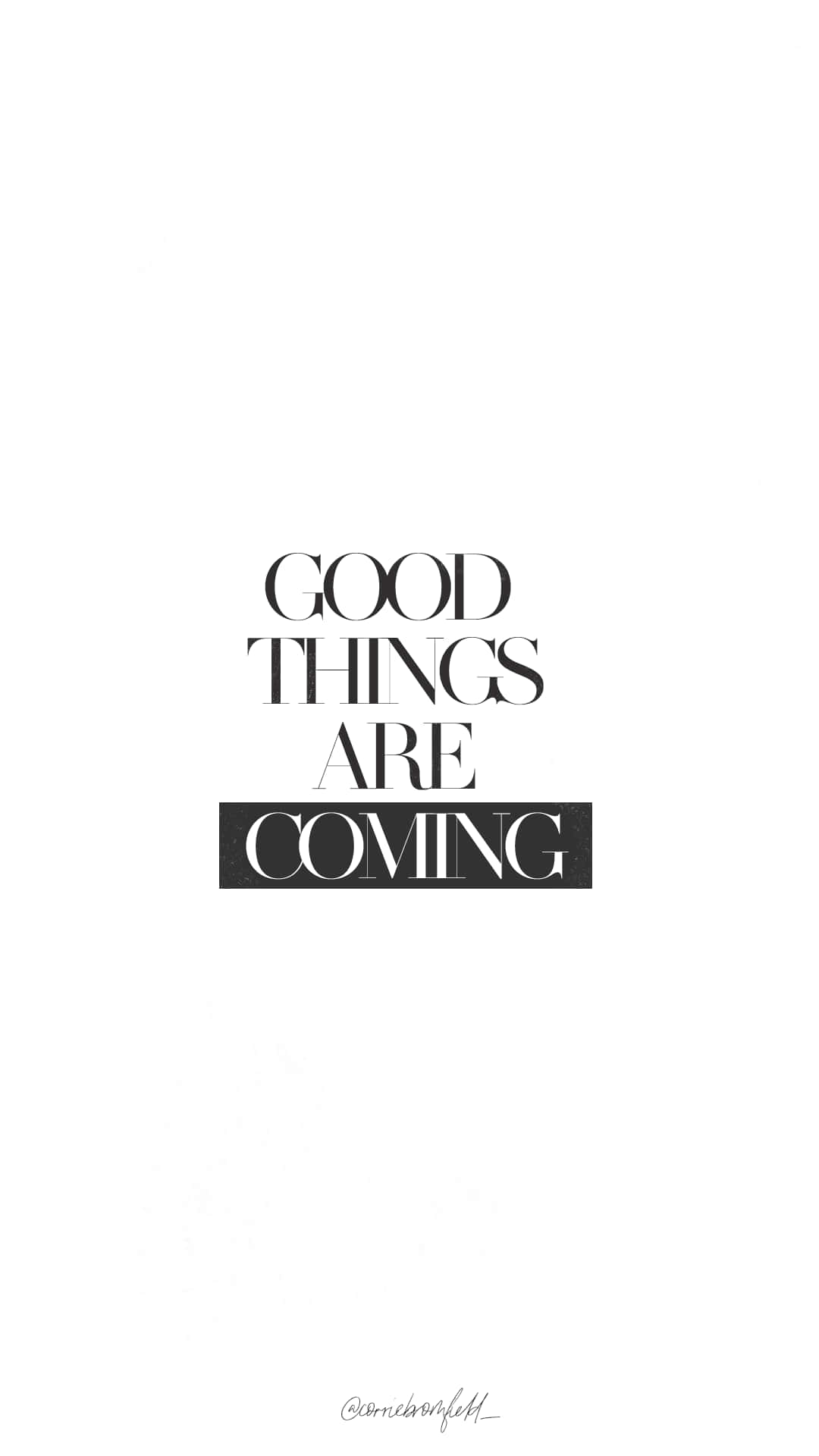 Cute White 桌布 壁紙 — 白色背景上的簡約黑色文字寫著「GOOD THINGS ARE COMING」，其中「COMING」位於粗體黑色條內。