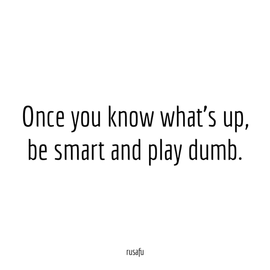 dumb 桌布 壁紙 — 白色背景上的簡約黑色文字寫著「Once you know what's up, be smart and play dumb.」