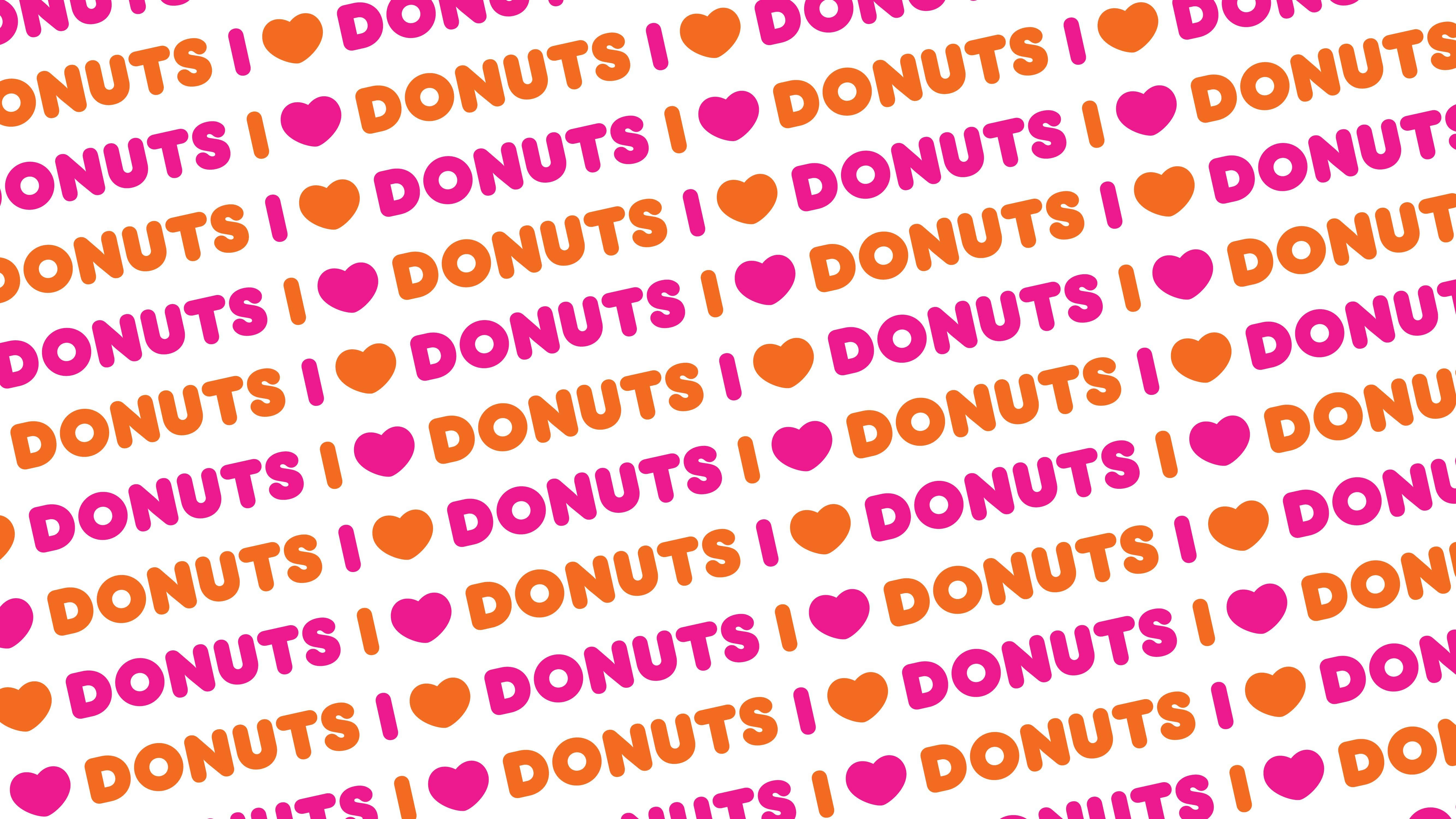 Dunkin Donuts 桌布 壁紙 — 白色背景上粉紅色和橙色「I ❤️ DONUTS」文字的鮮豔重複圖案。