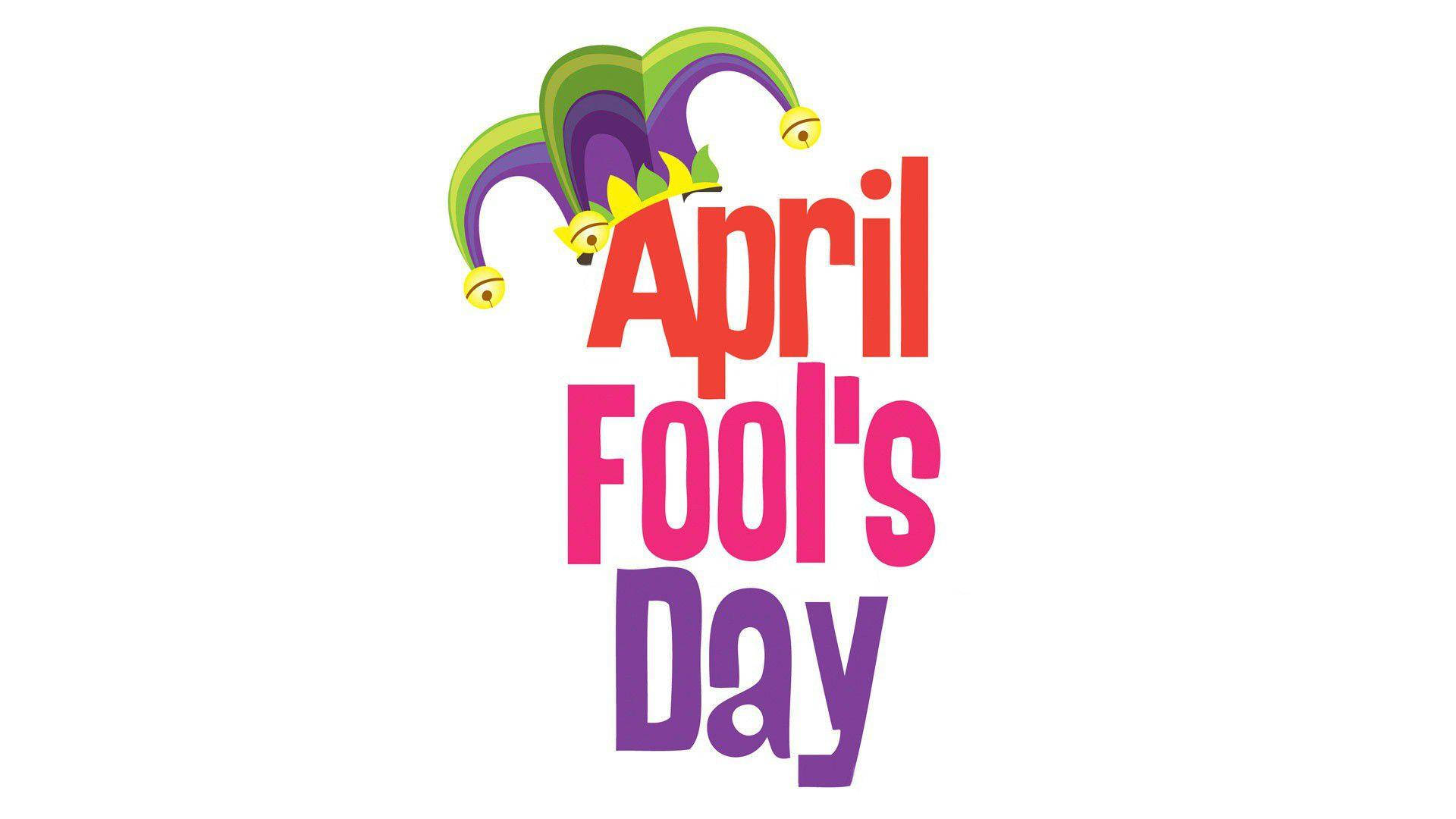 Fools 桌布 壁紙 — 白色背景上紅、粉紅、紫色的鮮豔愚人節文字，搭配彩色小丑帽圖案。