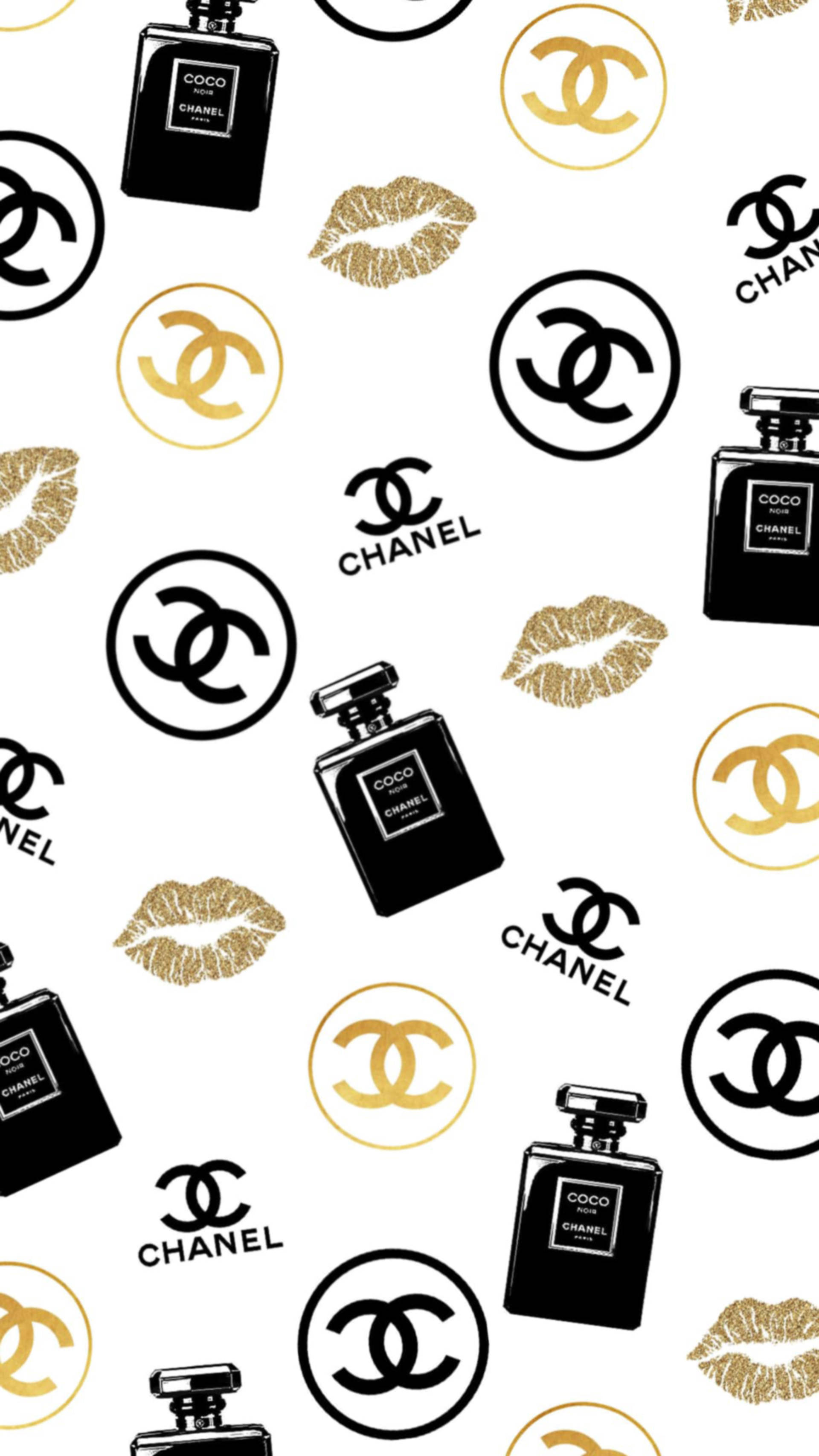 香奈兒標誌 桌布 壁紙 — 白色背景上重複出現黑色 Chanel Coco 香水瓶、金色嘴唇和交織的 CC 標誌圖案。