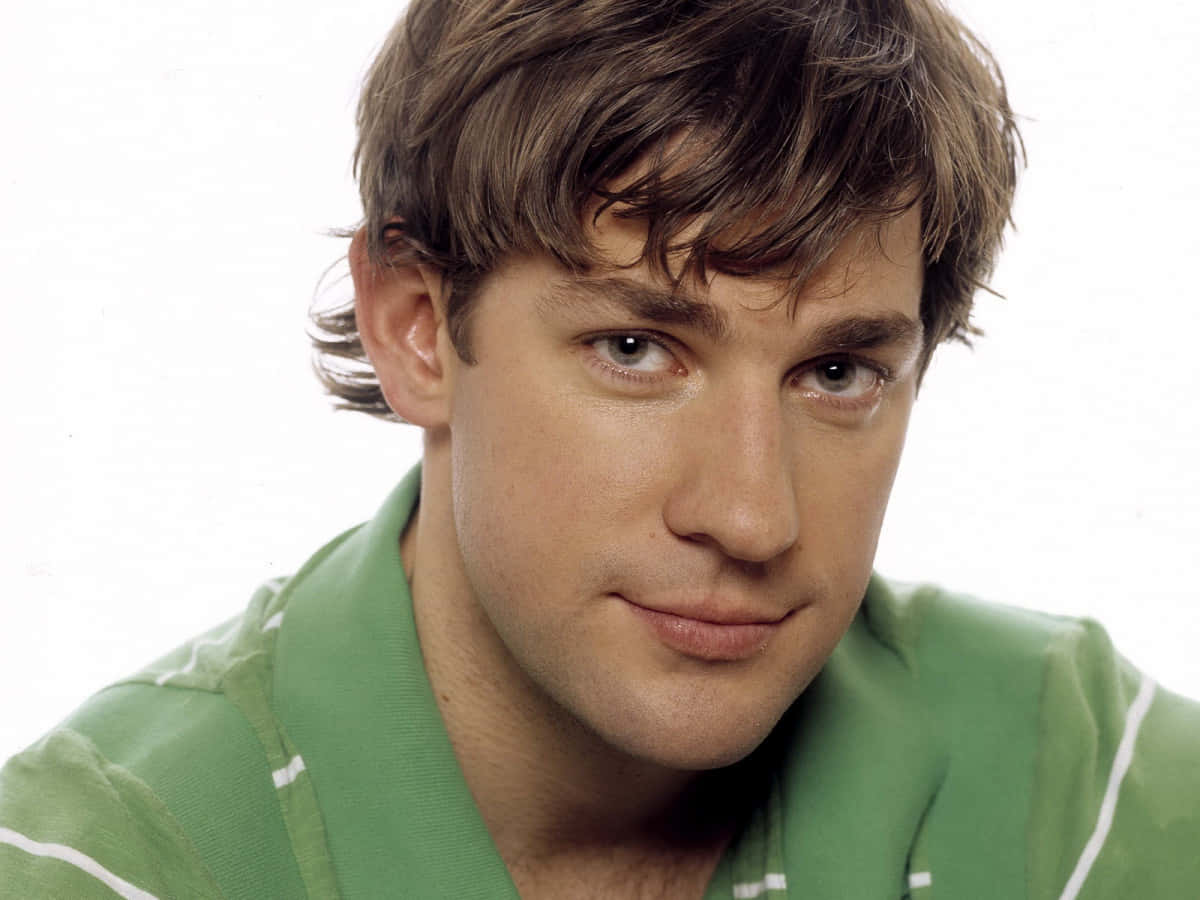 john krasinski 桌布 壁紙 — 白色背景前，一名棕色頭髮、綠色眼睛的男子穿著綠色條紋襯衫的特寫肖像。