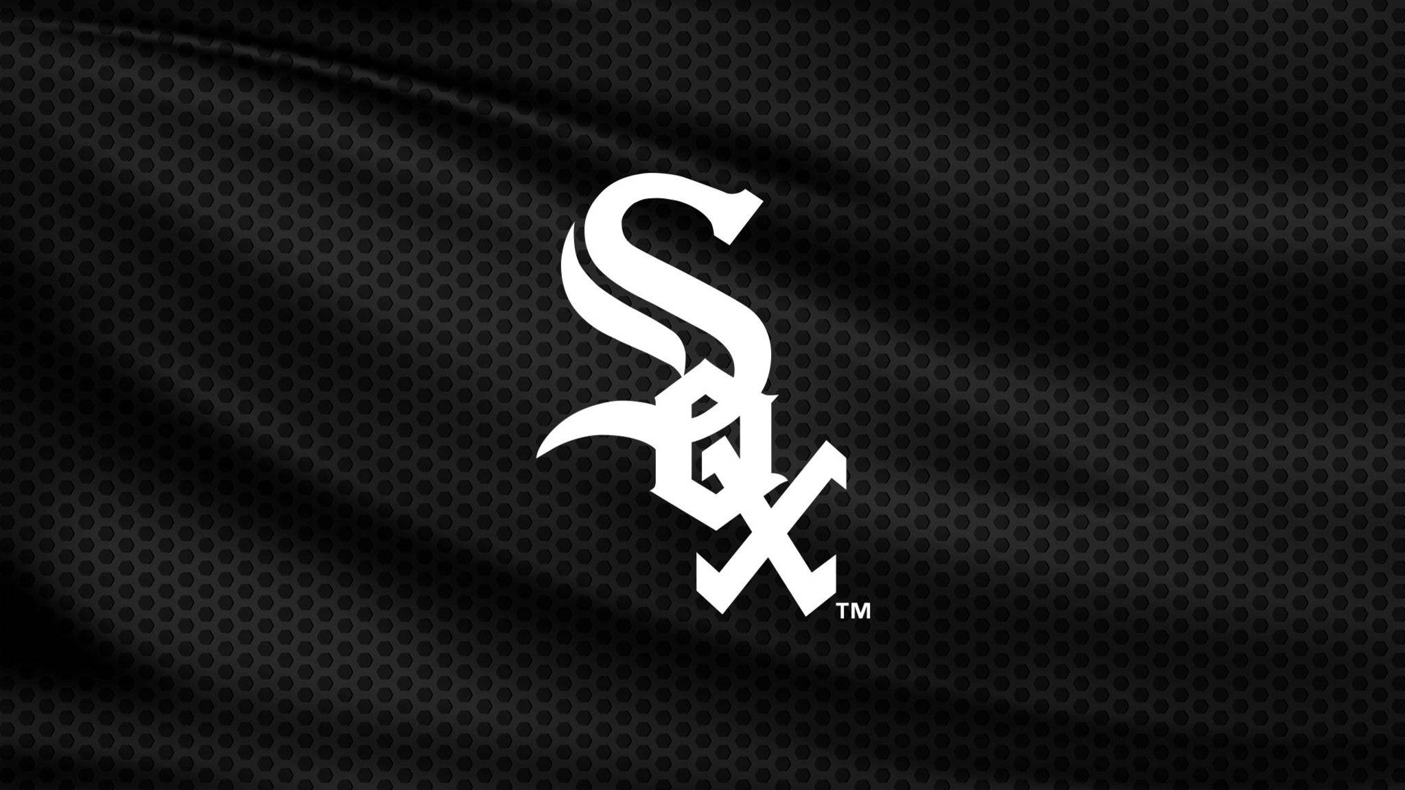 Chicago White Sox 桌布 壁紙 — 白色芝加哥白襪標誌居中於帶有細微皺紋的紋理黑色運動布料上。
