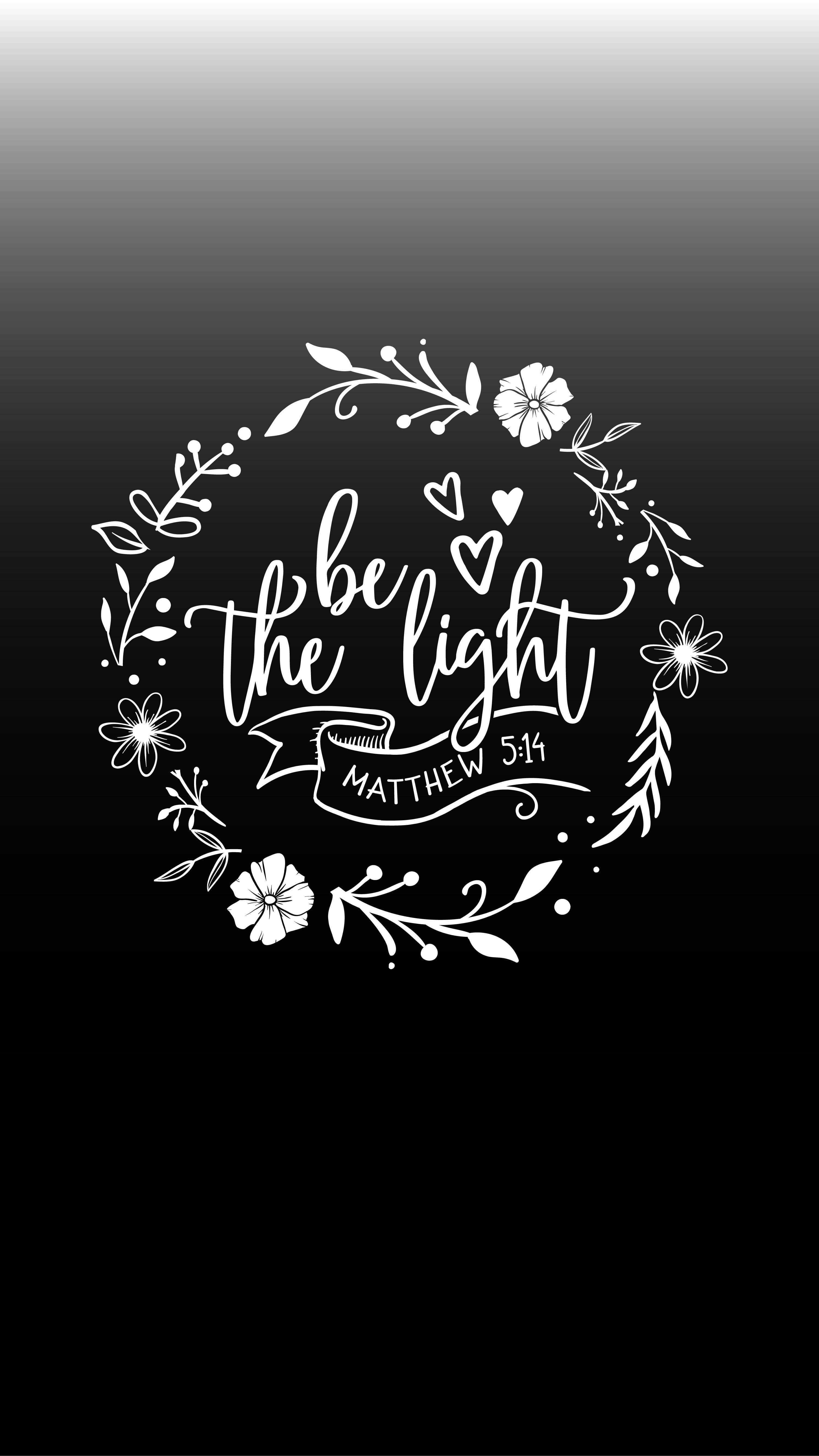 聖經金句 桌布 壁紙 — 白色花環，中央有草書文字 be the light 和馬太福音 5:14，位於黑色漸變背景上。