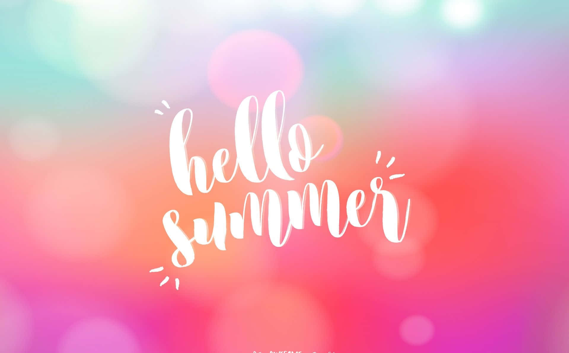 Pastel Summer 桌布 壁紙 — 白色草書 hello summer 文字在柔和粉彩漸變背景上發光，帶有夢幻散景燈光。