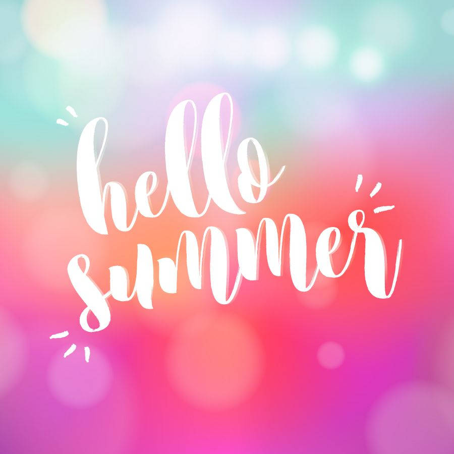 夏天 桌布 壁紙 — 白色草書 hello summer 文字在柔和粉彩漸層背景上發光，並帶有散景燈光。