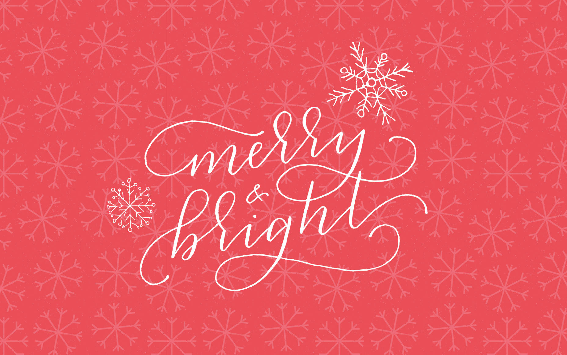 十二月 桌布 壁紙 — 白色草書 'merry & bright' 文字，帶有雪花，位於有紋理的珊瑚色背景上。