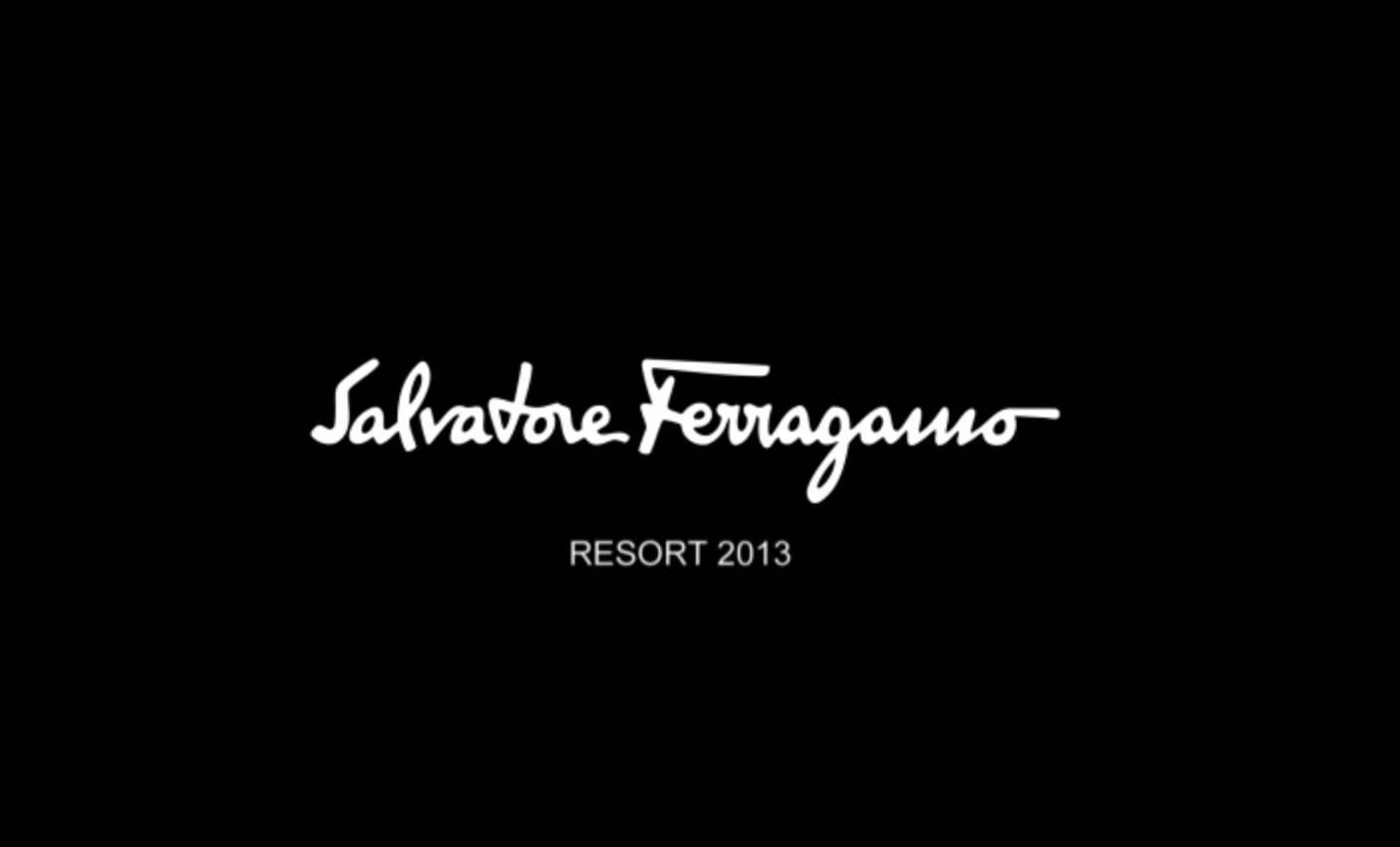 Ferragamo 桌布 壁紙 — 白色草書 Salvatore Ferragamo 標誌和度假村文字居中在純黑色背景上。