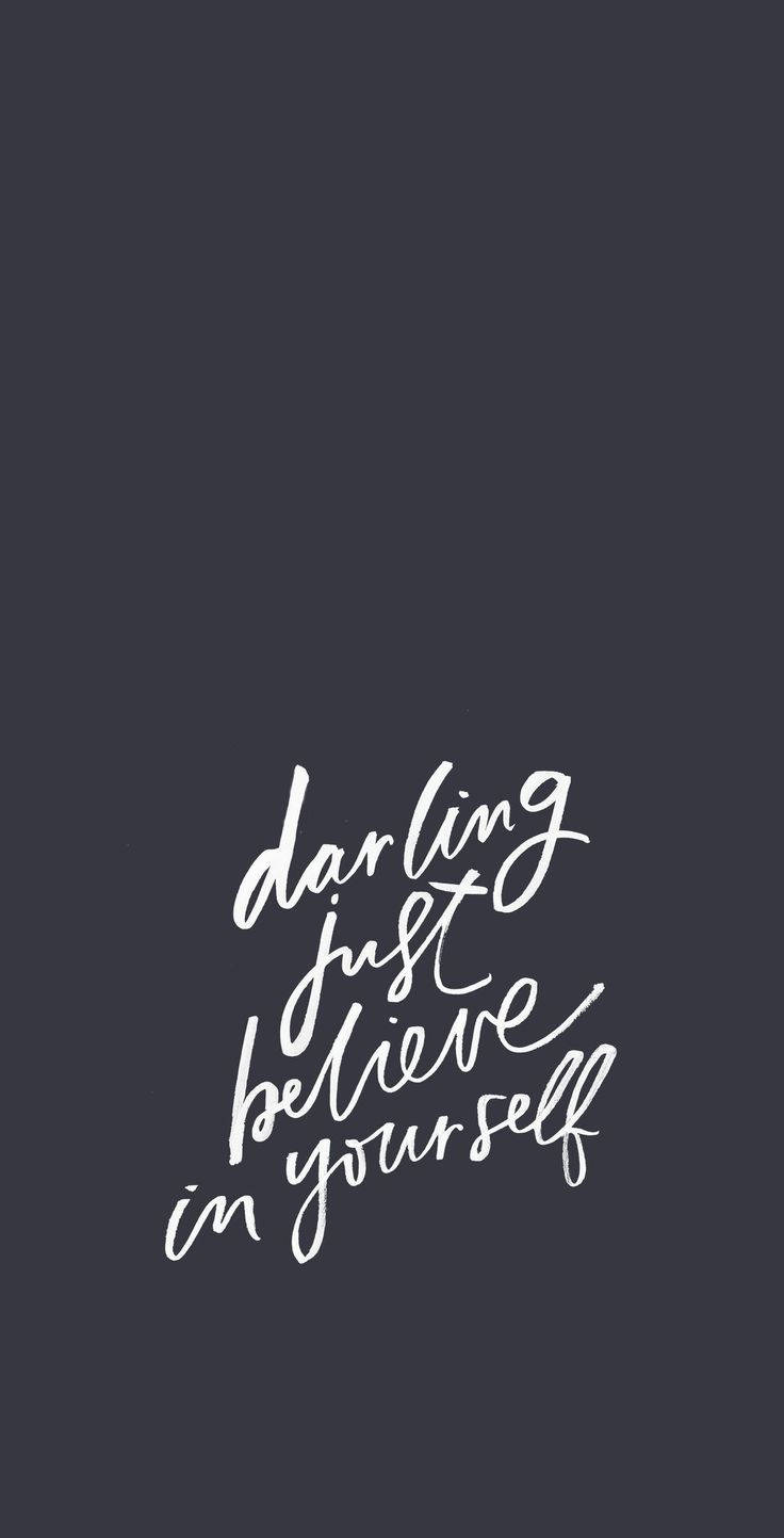 Motivation 桌布 壁紙 — 白色草書勵志名言 darling just believe in yourself 在純深灰色背景上脫穎而出。