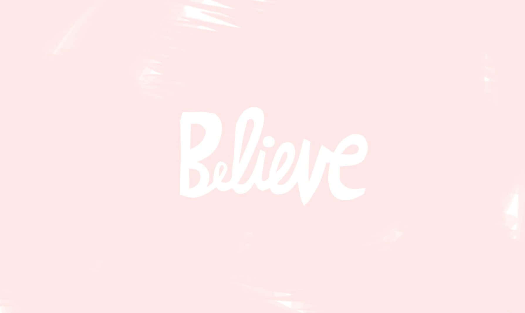 Word 桌布 壁紙 — 白色草書字體「Believe」在柔和粉紅色水彩背景及輕柔筆觸紋理襯托下格外突出。