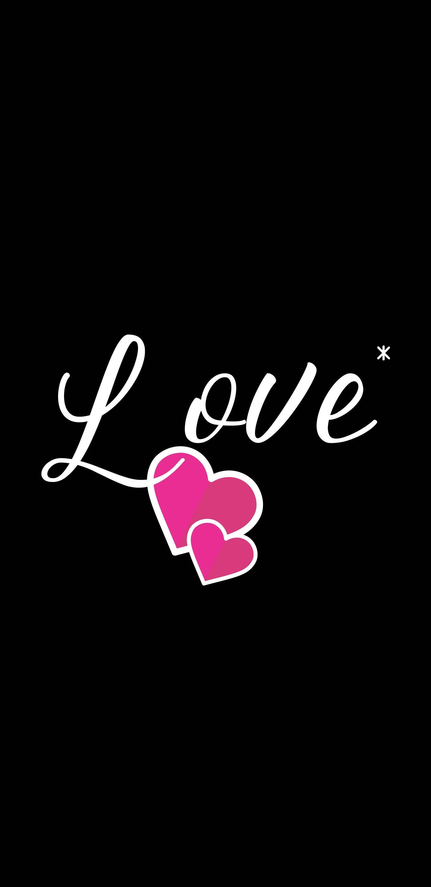 愛情藝術 桌布 壁紙 — 白色草書字體寫成的「Love」一詞，下方有兩個粉紅色漸層愛心，背景為黑色。