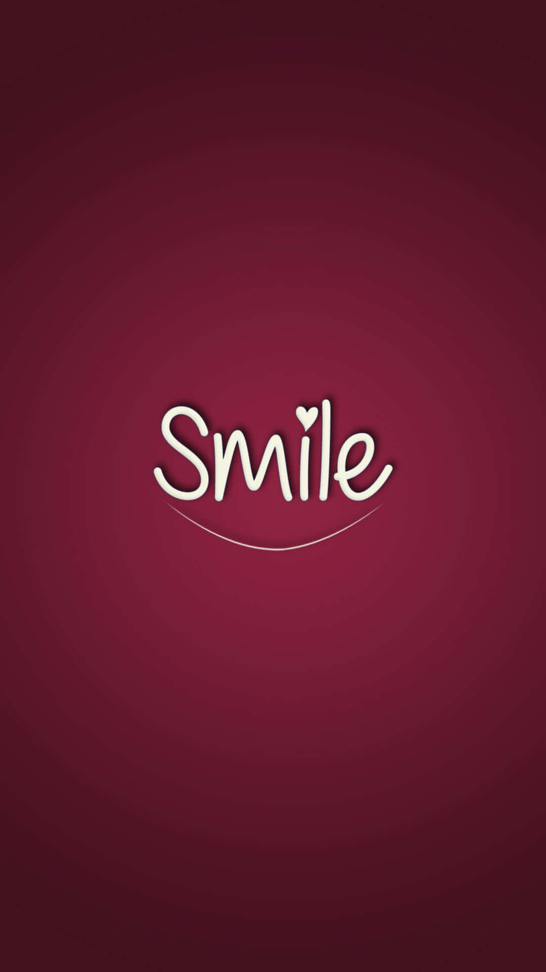 微笑 桌布 壁紙 — 白色草書字體書寫的「Smile」一詞，i 上面的點被心形取代，居中放置在栗色漸變背景上。