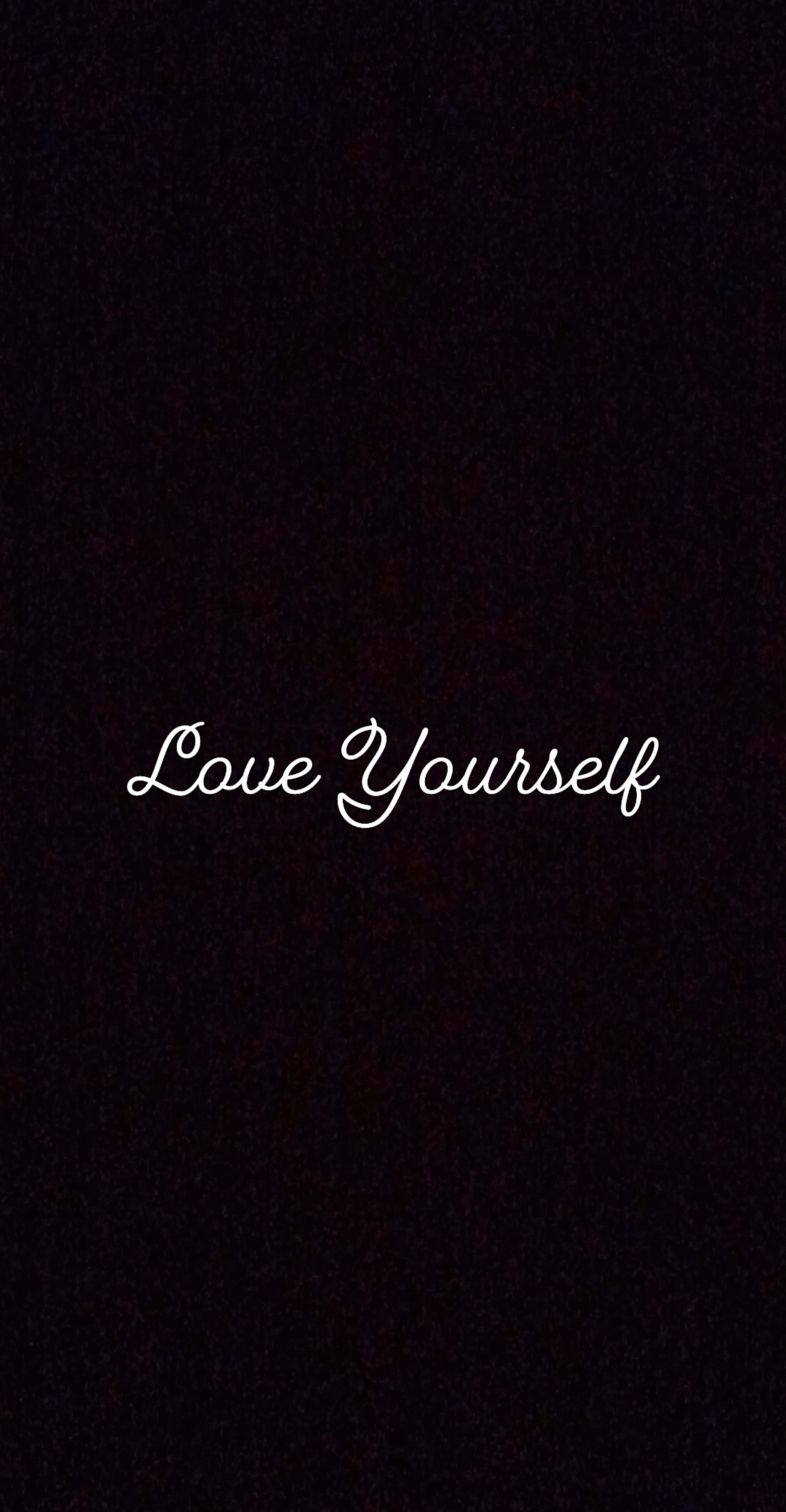 love yourself 桌布 壁紙 — 白色草書文字「Love Yourself」居中顯示在帶有紋理的黑色背景上。