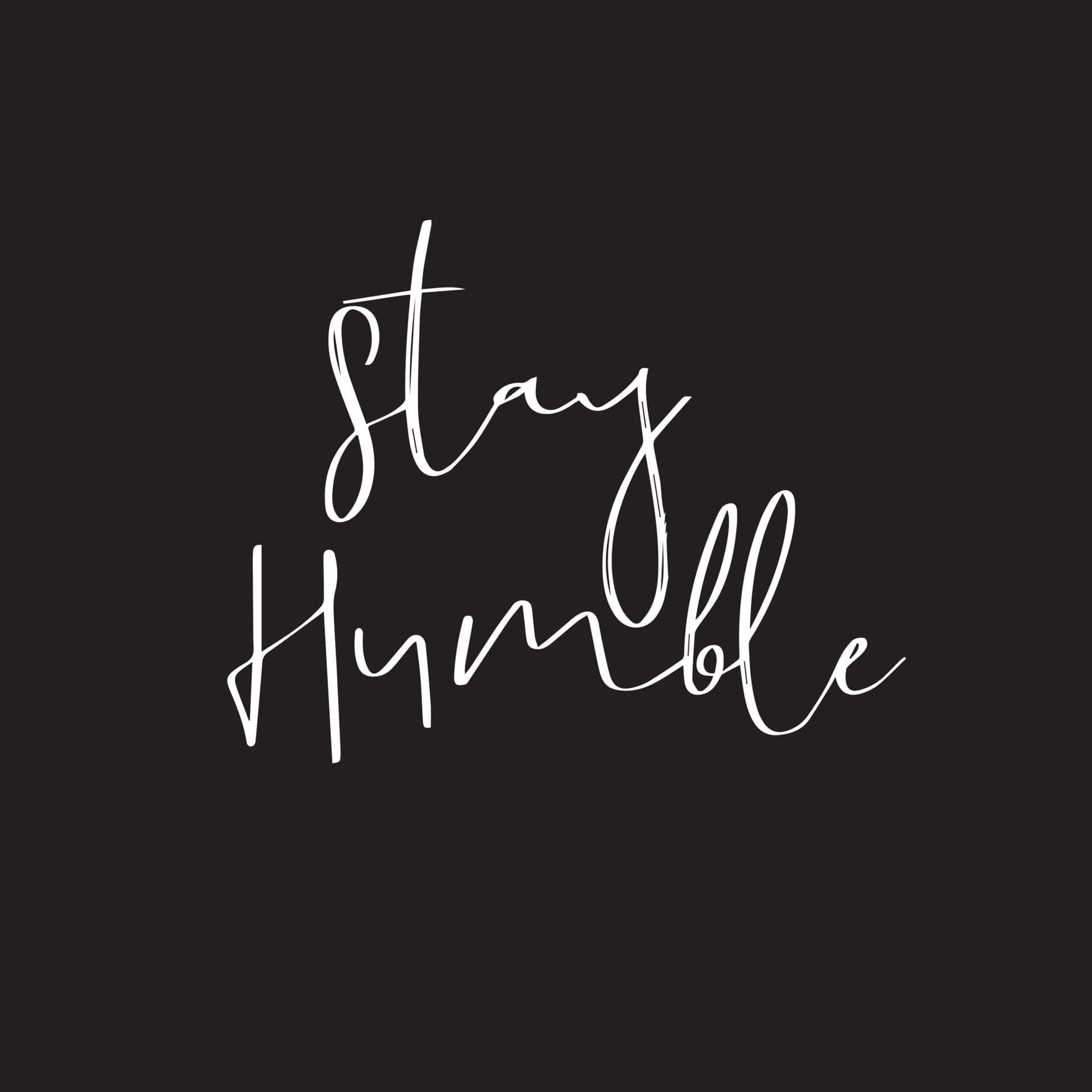 正向語錄 桌布 壁紙 — 白色草書文字 'Stay Humble' 居中顯示在純黑色背景上。