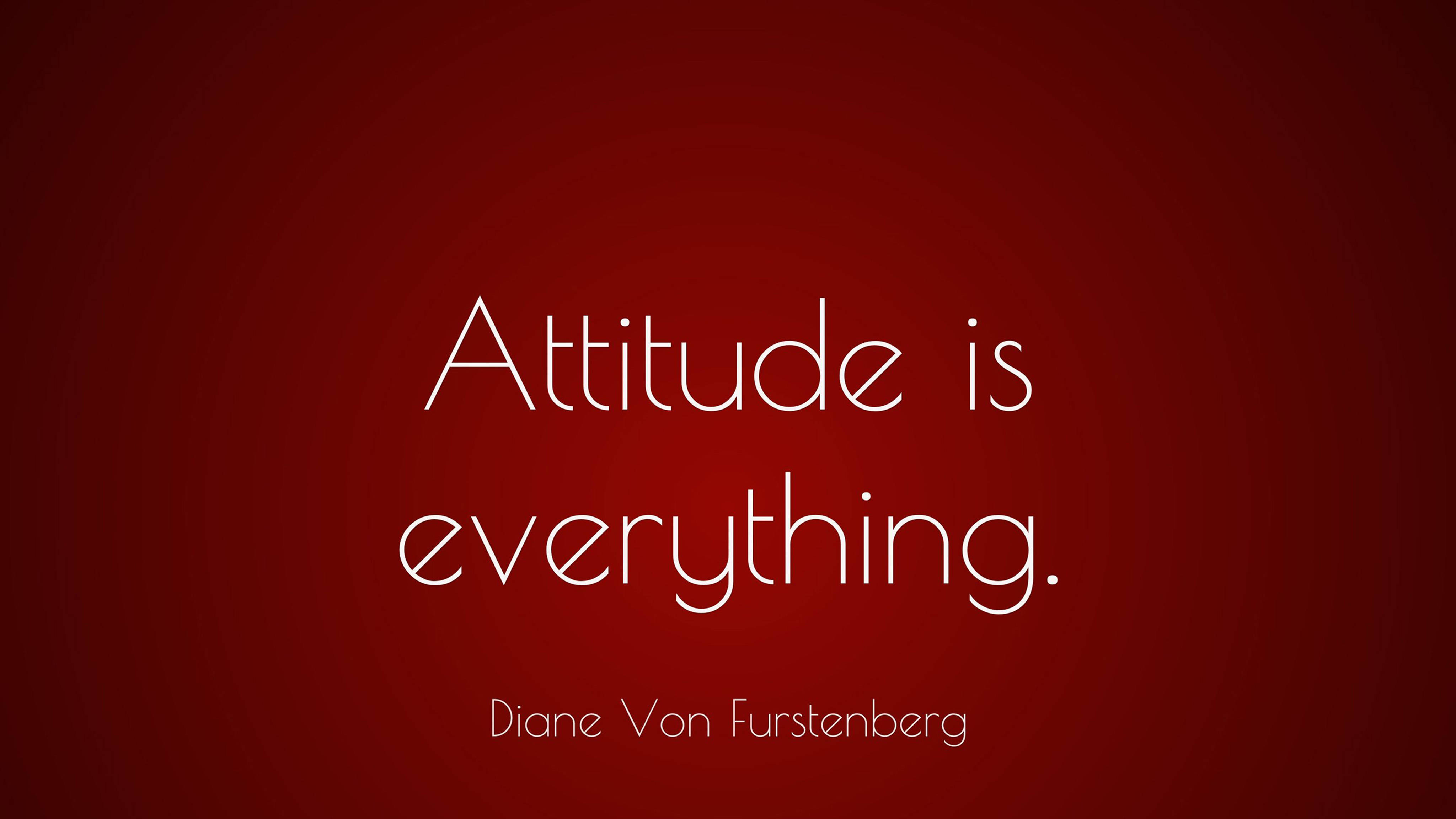 attitude 4K 桌布 壁紙 — 白色草書文字在深紅色漸變背景上寫著「Attitude is everything」和「Diane Von Furstenberg」。