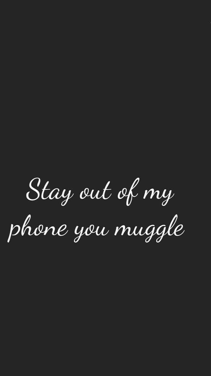 Harry Potter Muggle 桌布 壁紙 — 白色草書文字在純黑色背景上寫著 stay out of my phone you muggle。