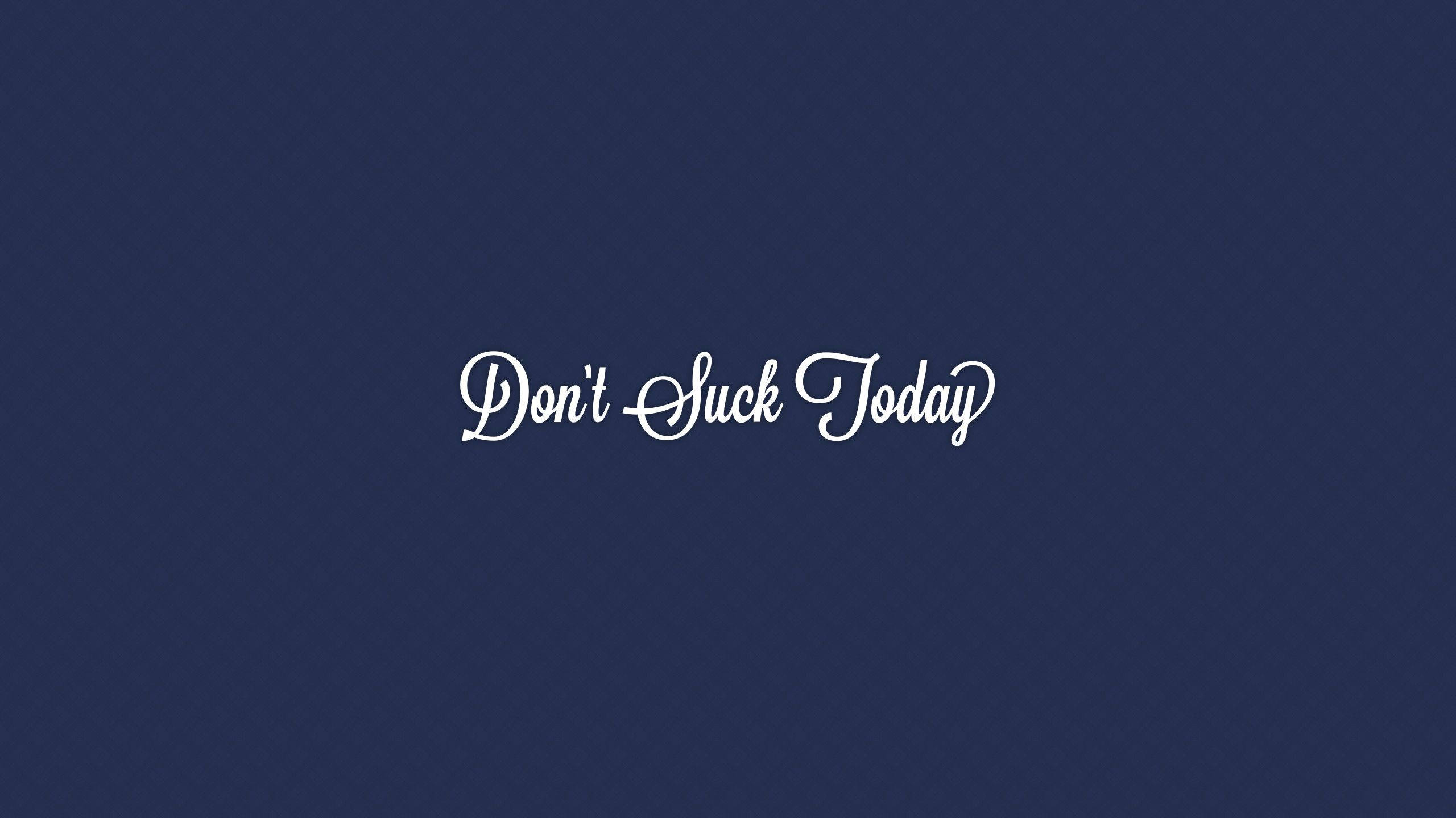 激勵 桌布 壁紙 — 白色草書文字寫著「Don't Suck Today」，居中在帶有紋理的深藍色背景上。