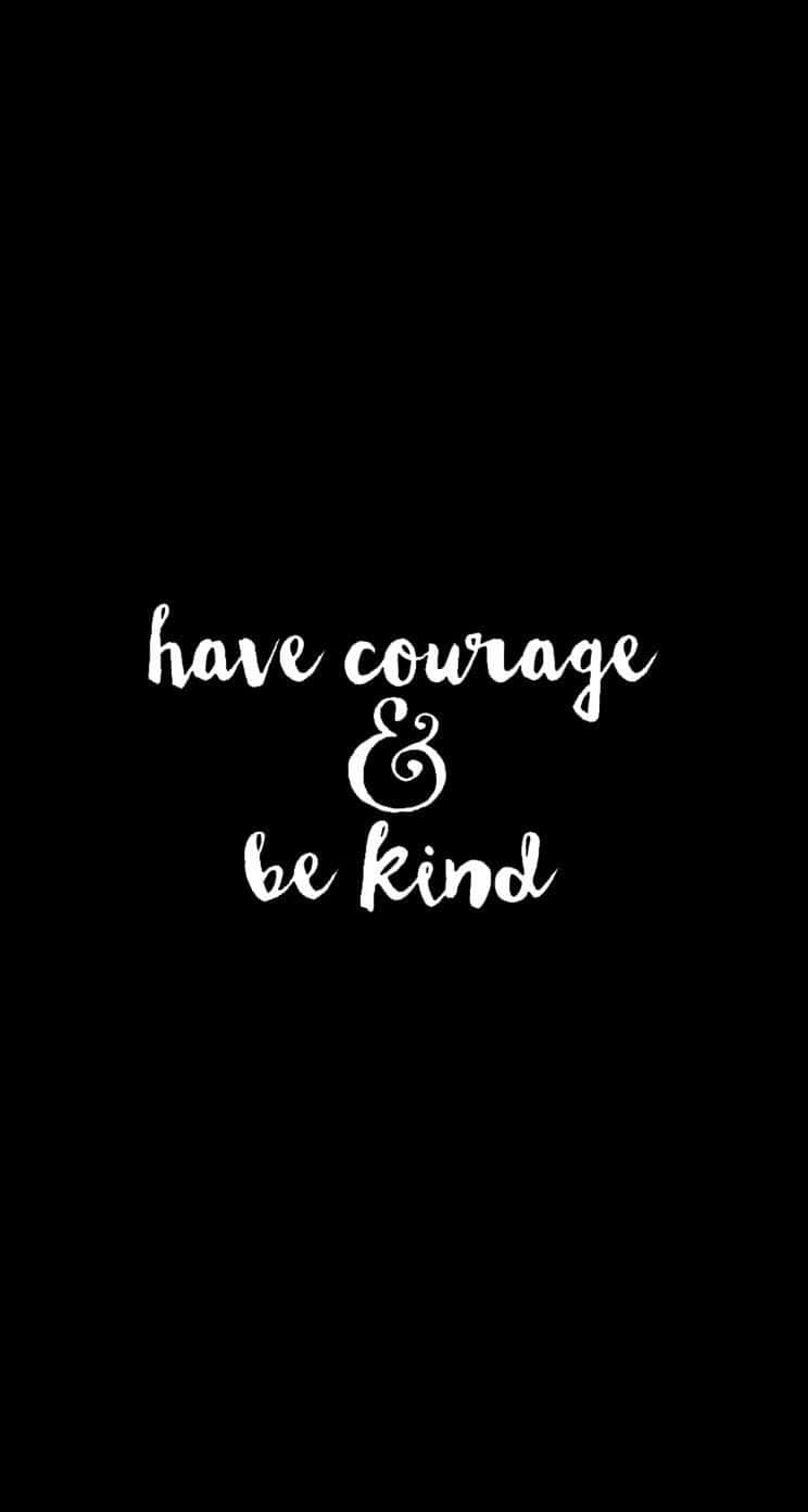 Inspirational Quotes 桌布 壁紙 — 白色草書文字寫著 have courage & be kind 居中在純黑色背景上。