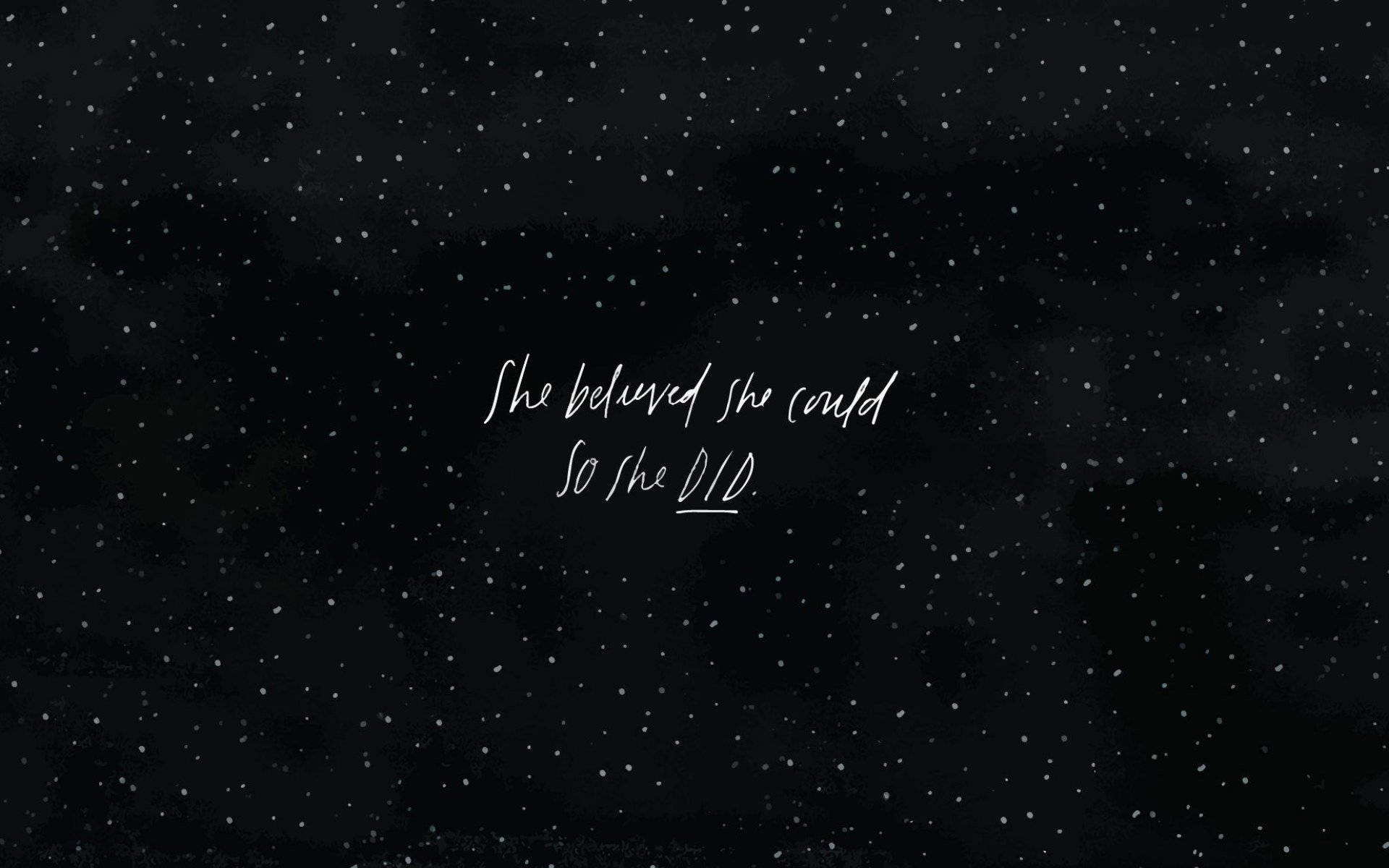 桌布 壁紙 — 白色草書文字寫著「She believed she could so she did」，背景是深色有紋理的星空。