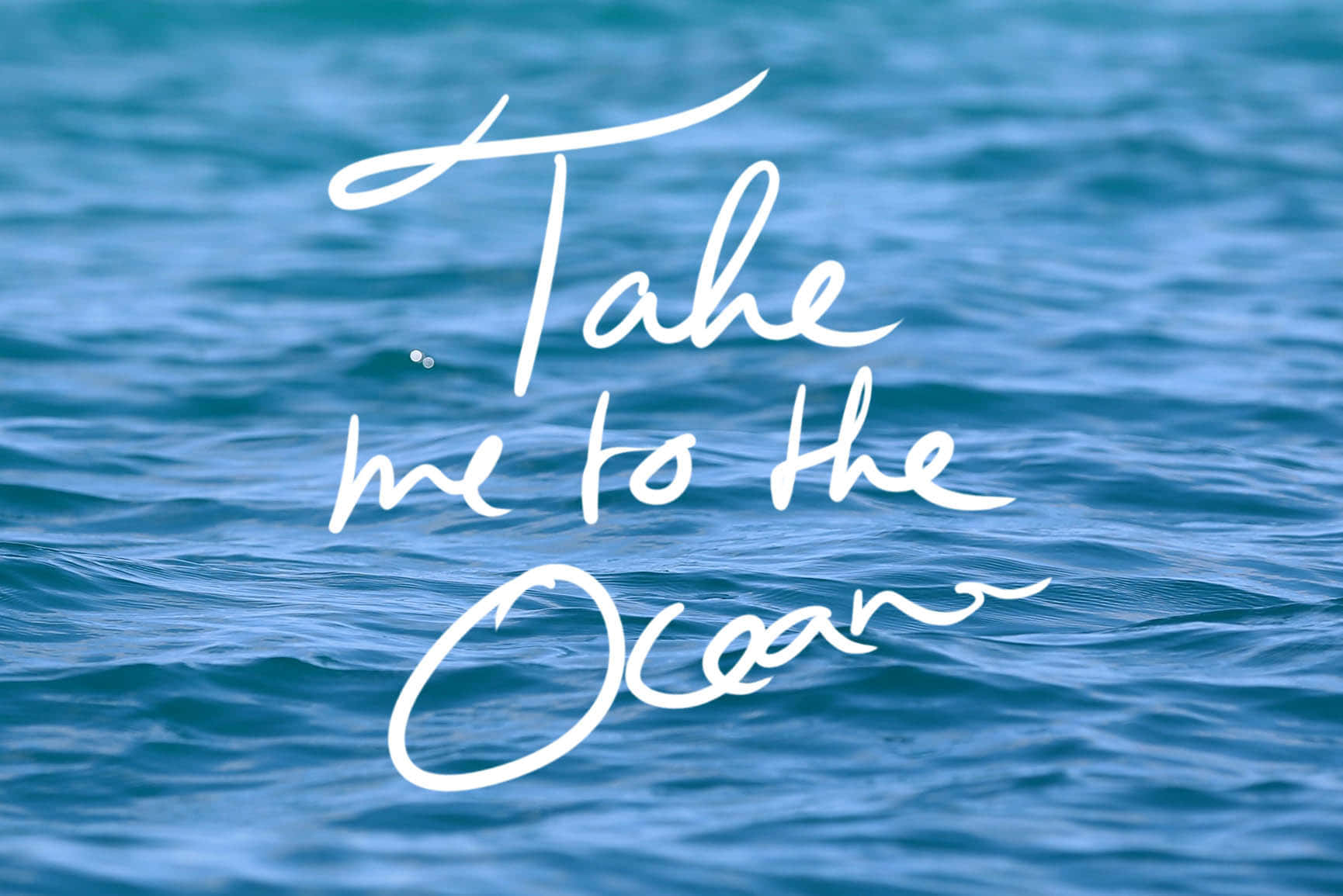 Cute Sea 桌布 壁紙 — 白色草書文字寫著「Take me to the Ocean」，漂浮在帶有紋理的藍色海浪上。