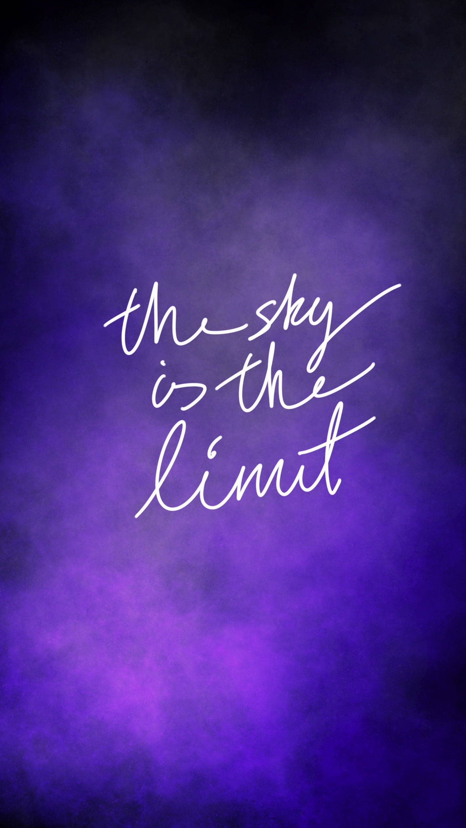 手機 桌布 壁紙 — 白色草書文字寫著「the sky is the limit」，背景為夢幻的紫色和藍色漸變。