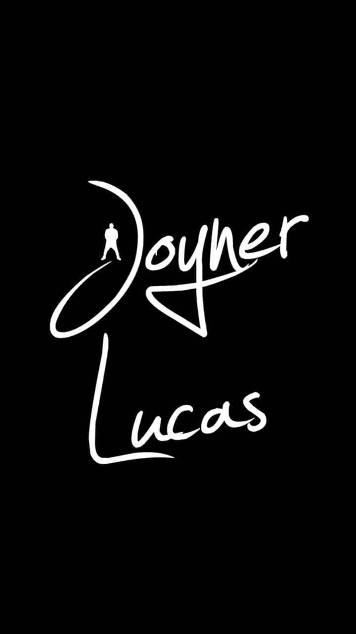 Joyner Lucas 桌布 壁紙 — 白色草書文字顯示 Joyner Lucas，字母 J 內有一個小人剪影，背景為純黑色。