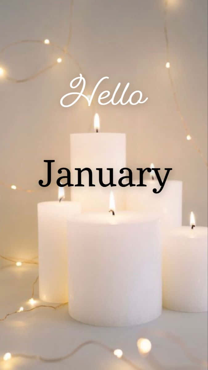 一月 桌布 壁紙 — 白色蠟燭在燈串中溫暖地發光，帶有「Hello January」文字疊加。