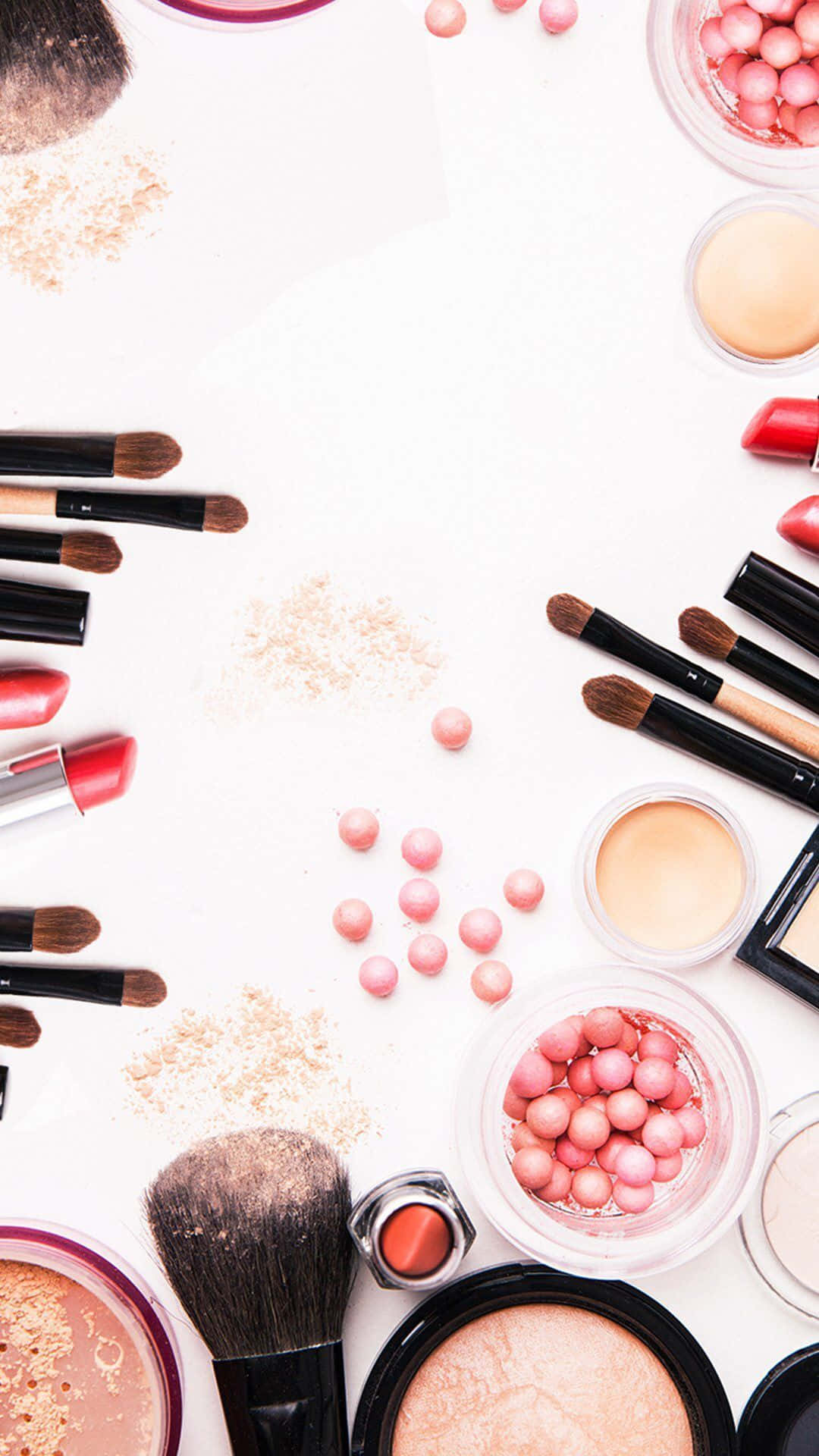 Cute Makeup 桌布 壁紙 — 白色表面上圍繞中央空白區域排列的化妝刷、唇膏和粉餅的平鋪佈局。