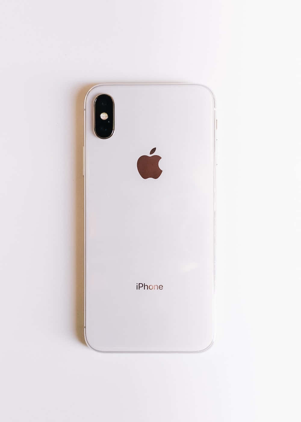 白色表面上的 iPhone XR 壁紙