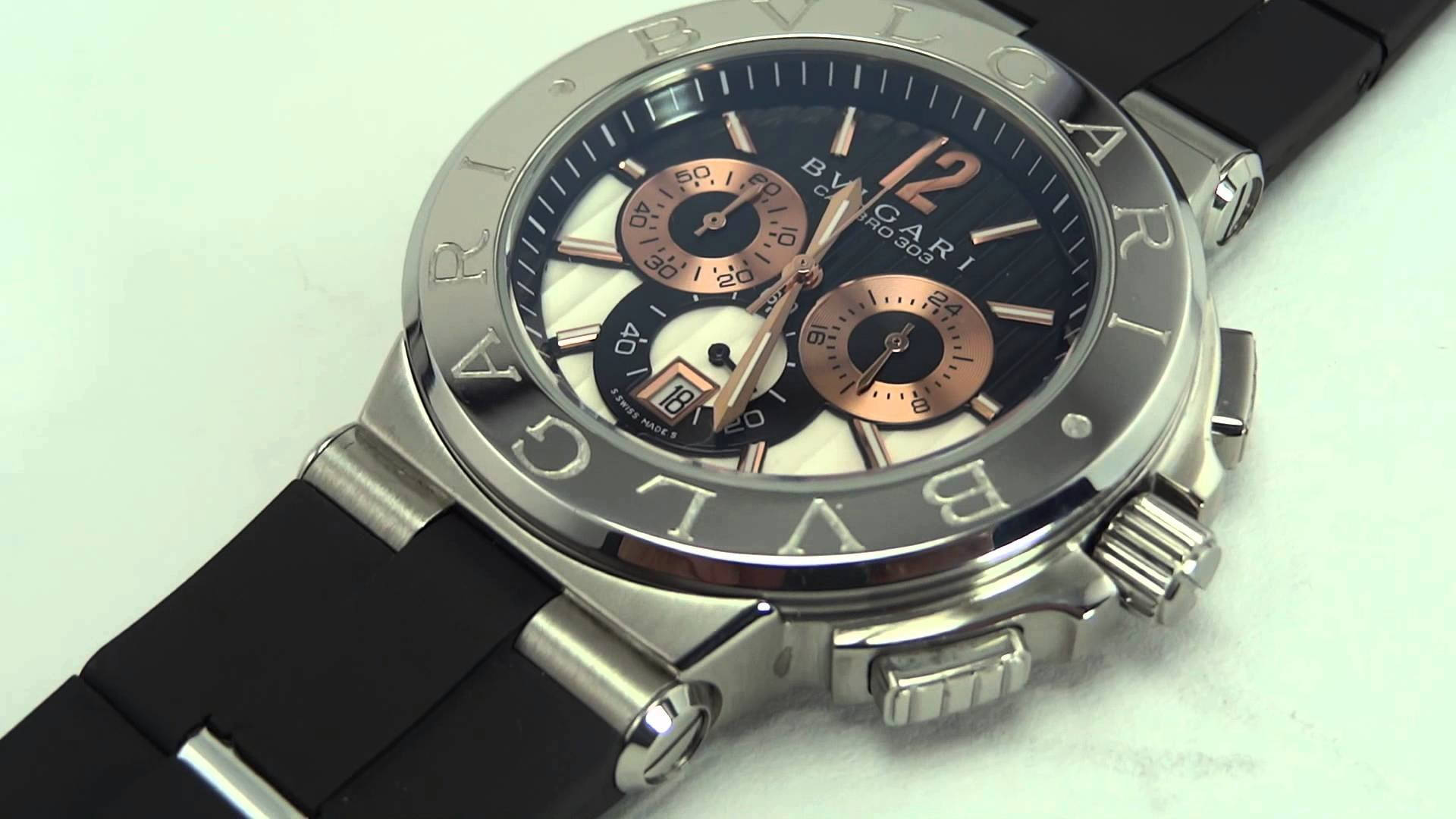 Bvlgari 桌布 壁紙 — 白色表面上的Bvlgari計時碼錶特寫，黑色錶盤、玫瑰金點綴和黑色橡膠錶帶。